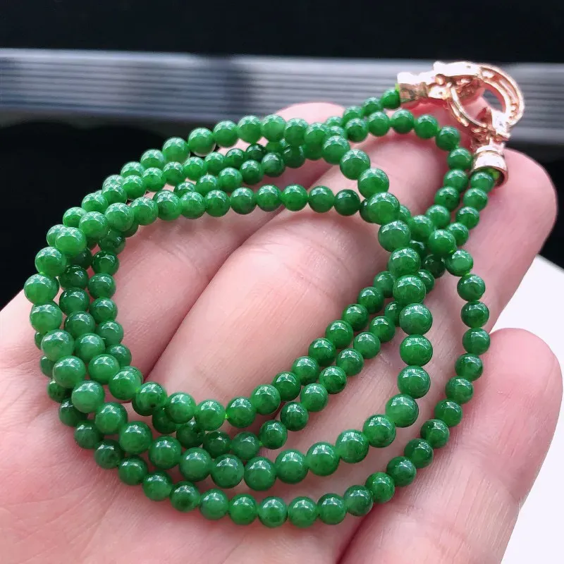 飘绿翡翠圆珠项链，配装饰顶珠玉质莹润，色泽鲜艳亮丽，佩戴佳品，圆珠直径：4.5mm，172颗