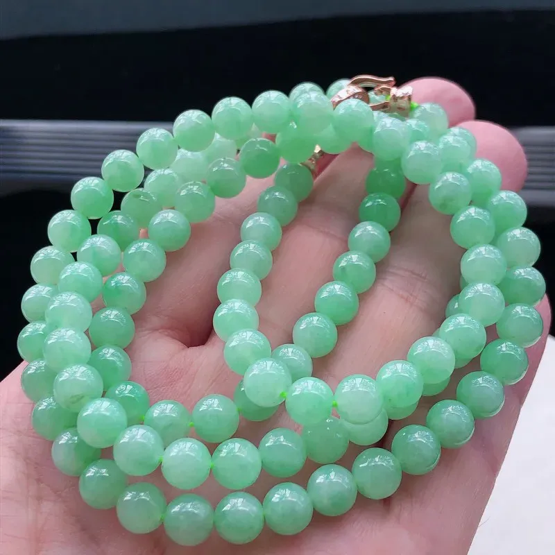 飘绿翡翠圆珠项链，配装饰顶珠玉质莹润，色泽鲜艳亮丽，佩戴佳品，圆珠直径：7mm，108颗