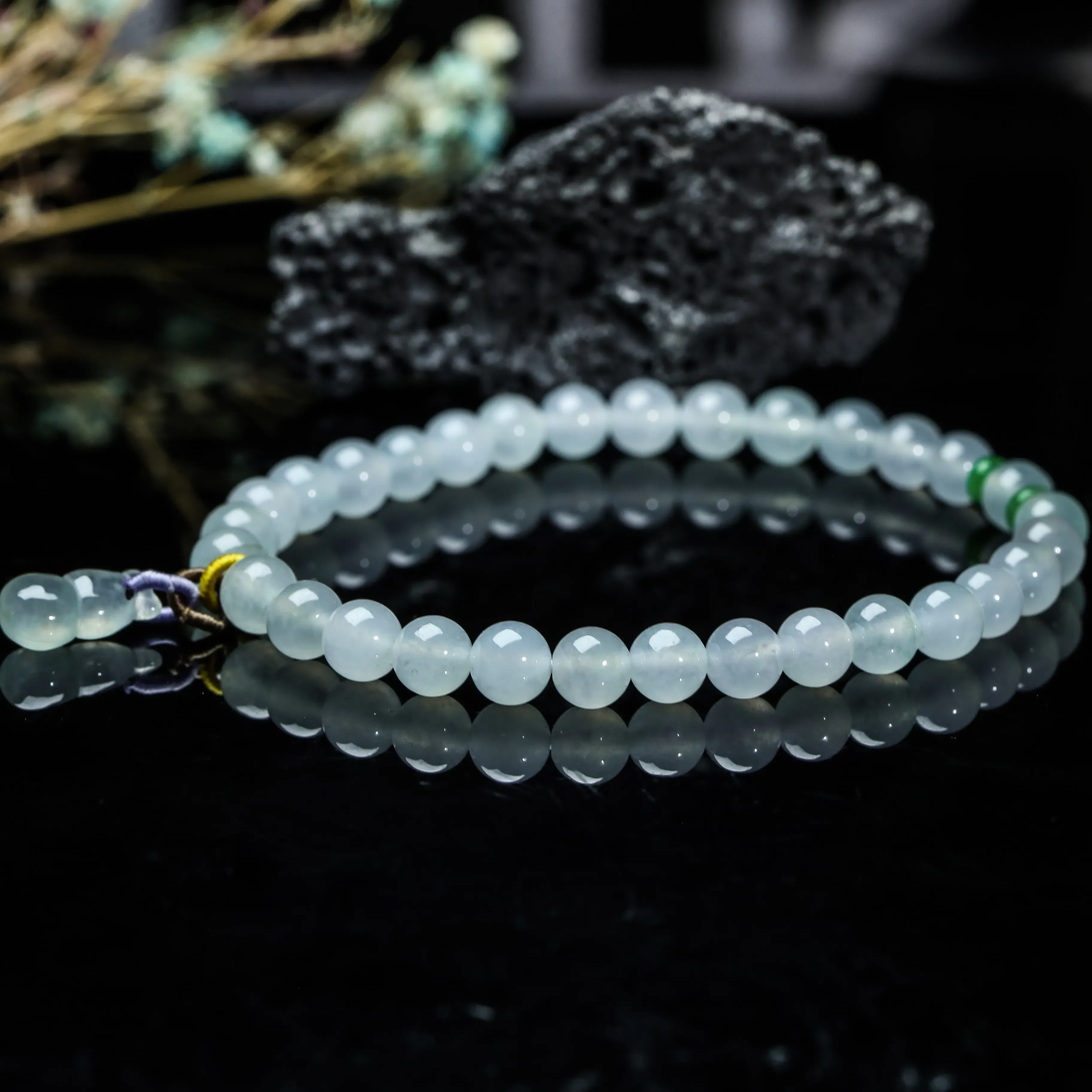 冰种圆珠翡翠手串，圆珠共31颗珠子，取其中一颗珠尺寸大约4.2mm，玉质水润，实物漂亮。上手佩戴时