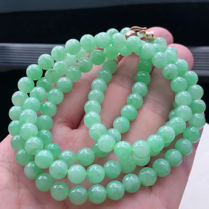 飘绿翡翠圆珠项链，配装饰顶珠玉质莹润，色泽鲜艳亮丽，佩戴佳品，圆珠直径：7mm，108颗