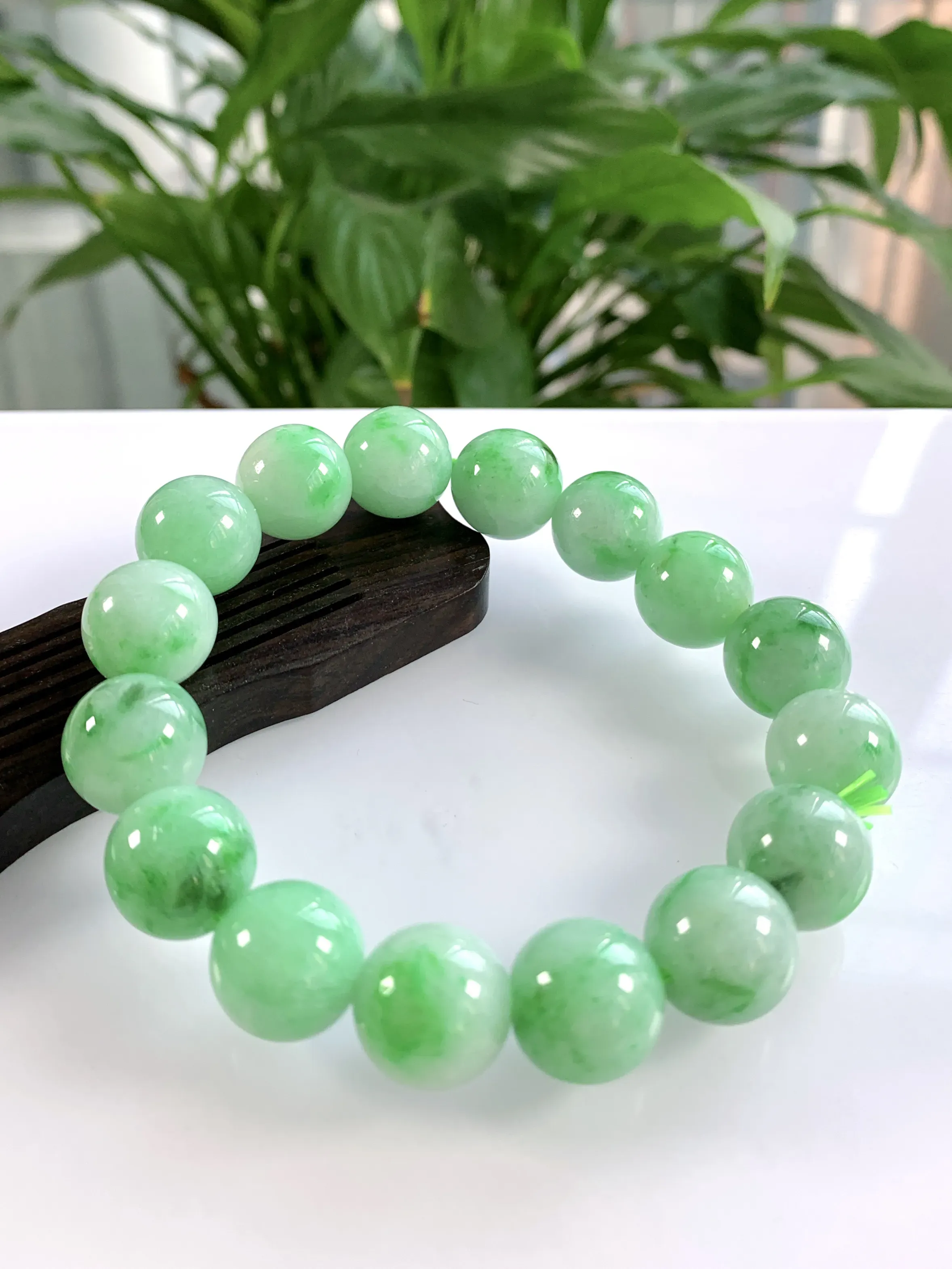 自然光实拍，缅甸天然翡翠A货，冰润飘阳绿圆珠手串手链，尺寸：13mm/16颗，重量：60.68g