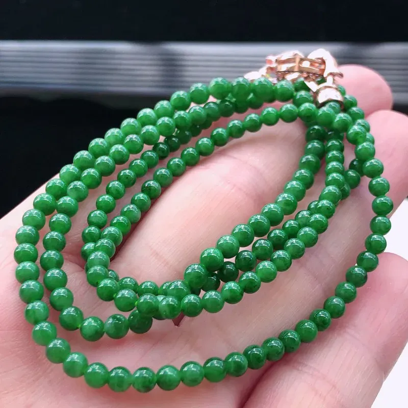 飘绿翡翠圆珠项链，配装饰顶珠玉质莹润，色泽鲜艳亮丽，佩戴佳品，圆珠直径：4.5mm，172颗