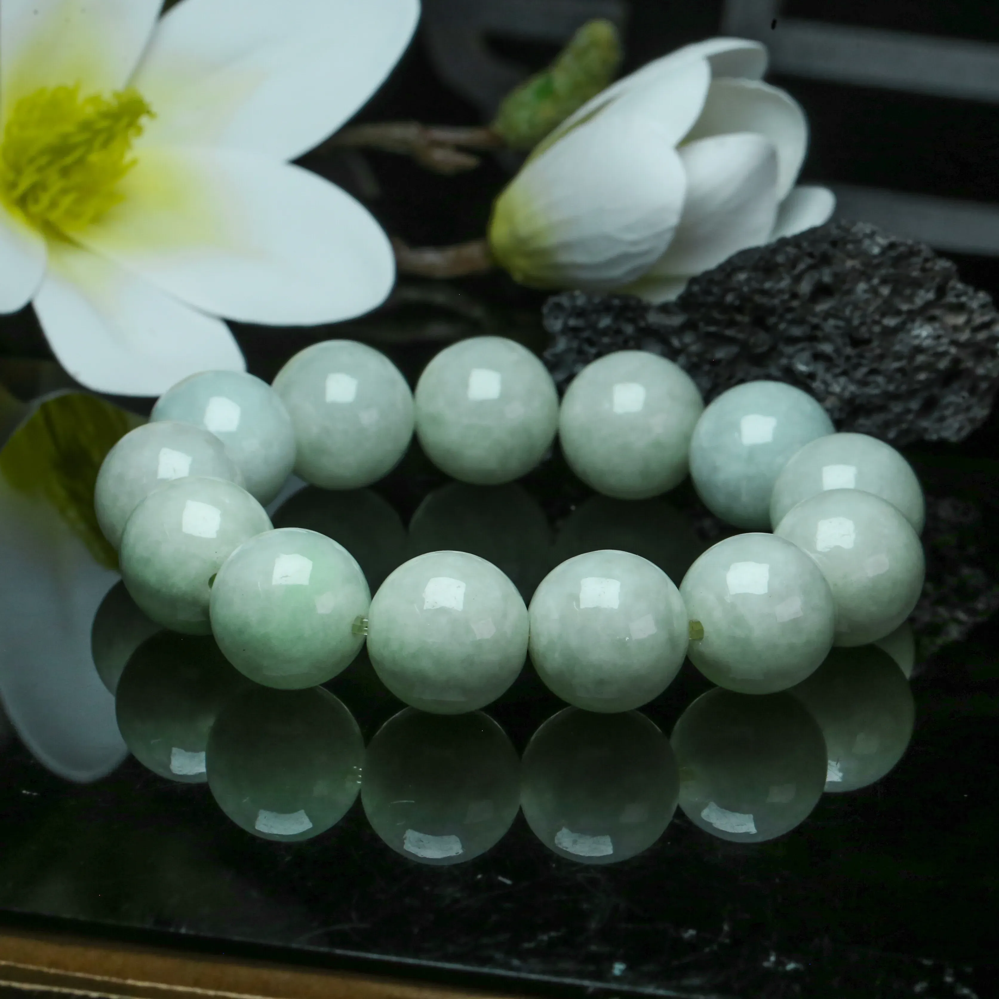 翡翠圆珠手串，共13颗珠子，取其中一颗珠尺寸大约16.8mm，饱满圆润，色泽清爽。上手佩戴高贵漂亮