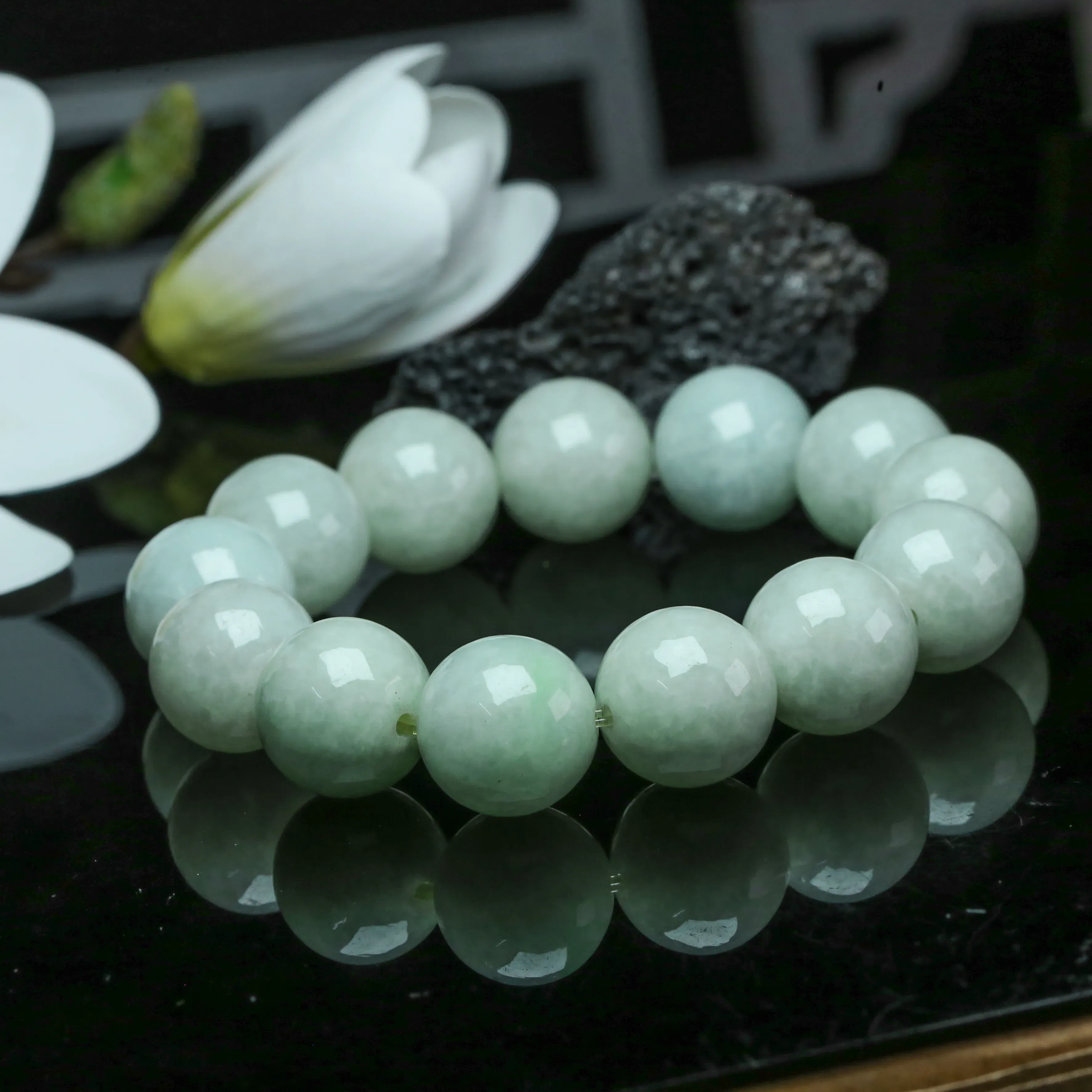 翡翠圆珠手串，共13颗珠子，取其中一颗珠尺寸大约16.8mm，饱满圆润，色泽清爽。上手佩戴高贵漂亮