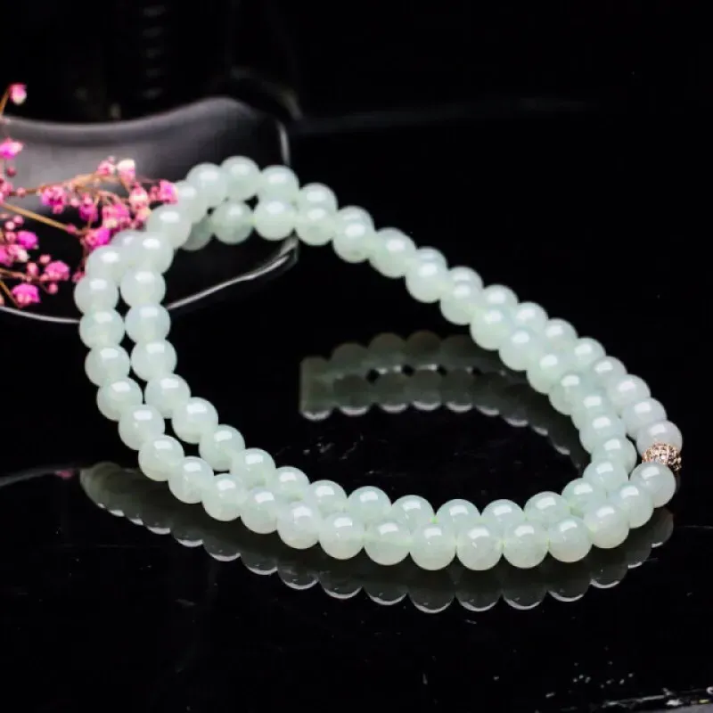 天然翡翠珠链，共72颗珠子，取其中一颗珠尺寸大约9.6mm，莹润光泽，清秀高雅，配珠为饰品珠，佩戴效果大方时尚。