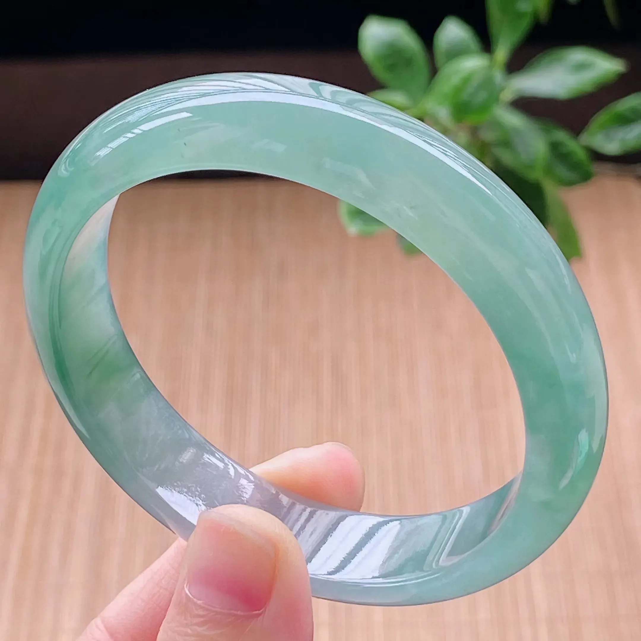 58-59圈 老坑冰润细腻飘绿宽边正装翡翠手镯,尺寸58*136.8*7.2mm