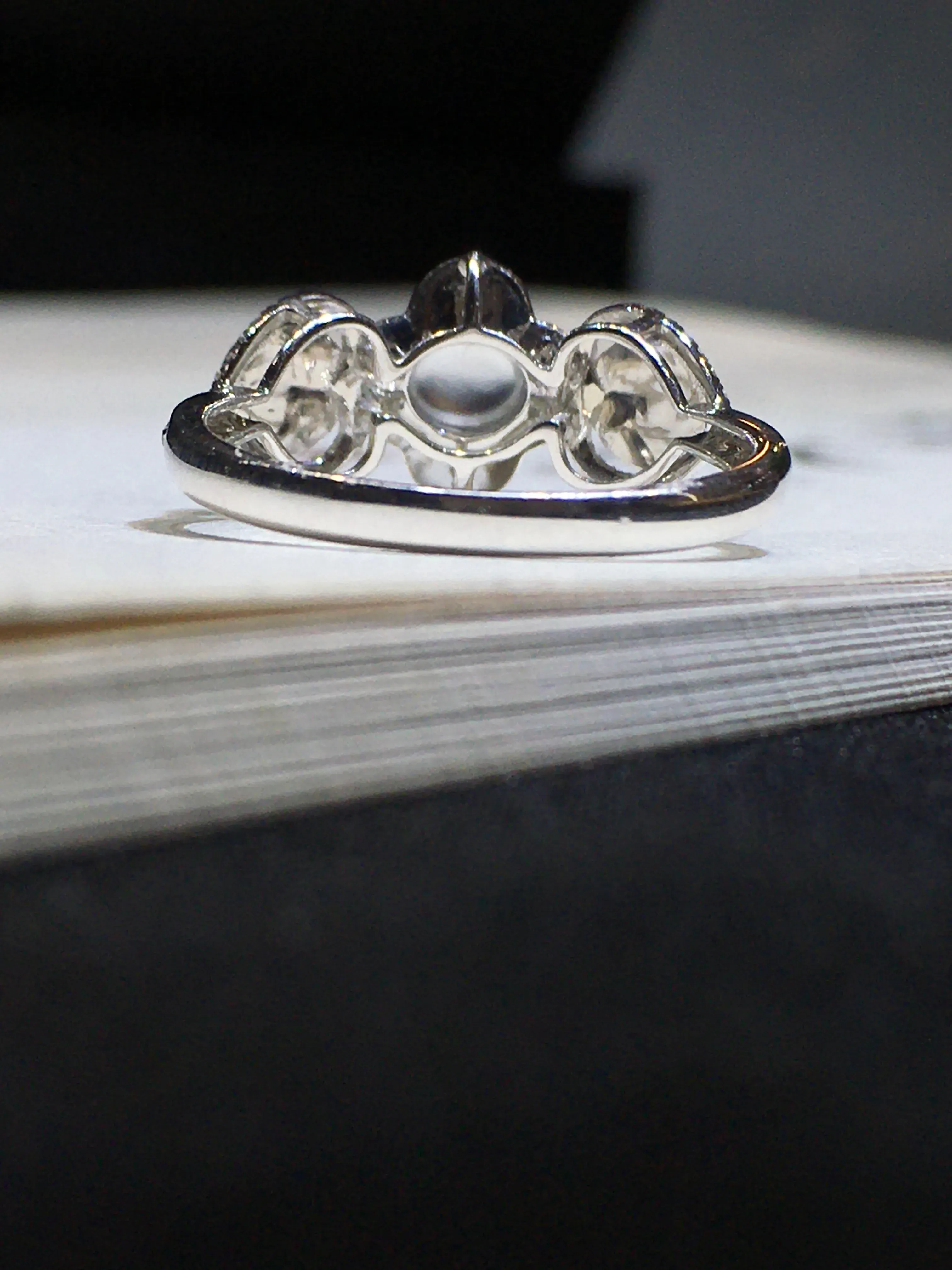 18k金镶嵌冰种设计款小戒指，小巧精致，冰冰透透，细腻水足，整体：9*19*5，圈口：14