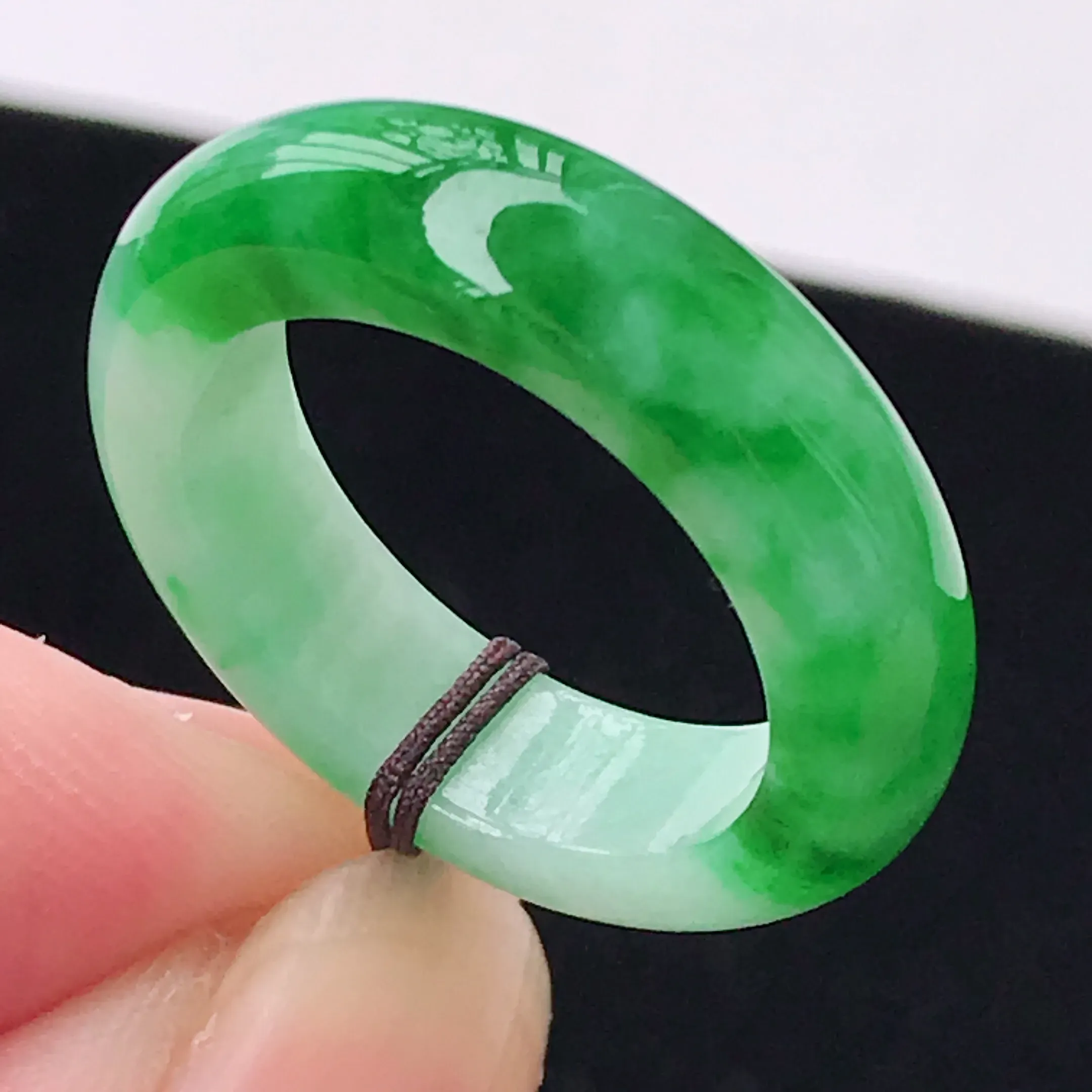 水润飘阳绿精美环形翡翠戒指  玉质细腻   冰清玉润  颜色漂亮  尺寸内径17.2/5.7/3.9