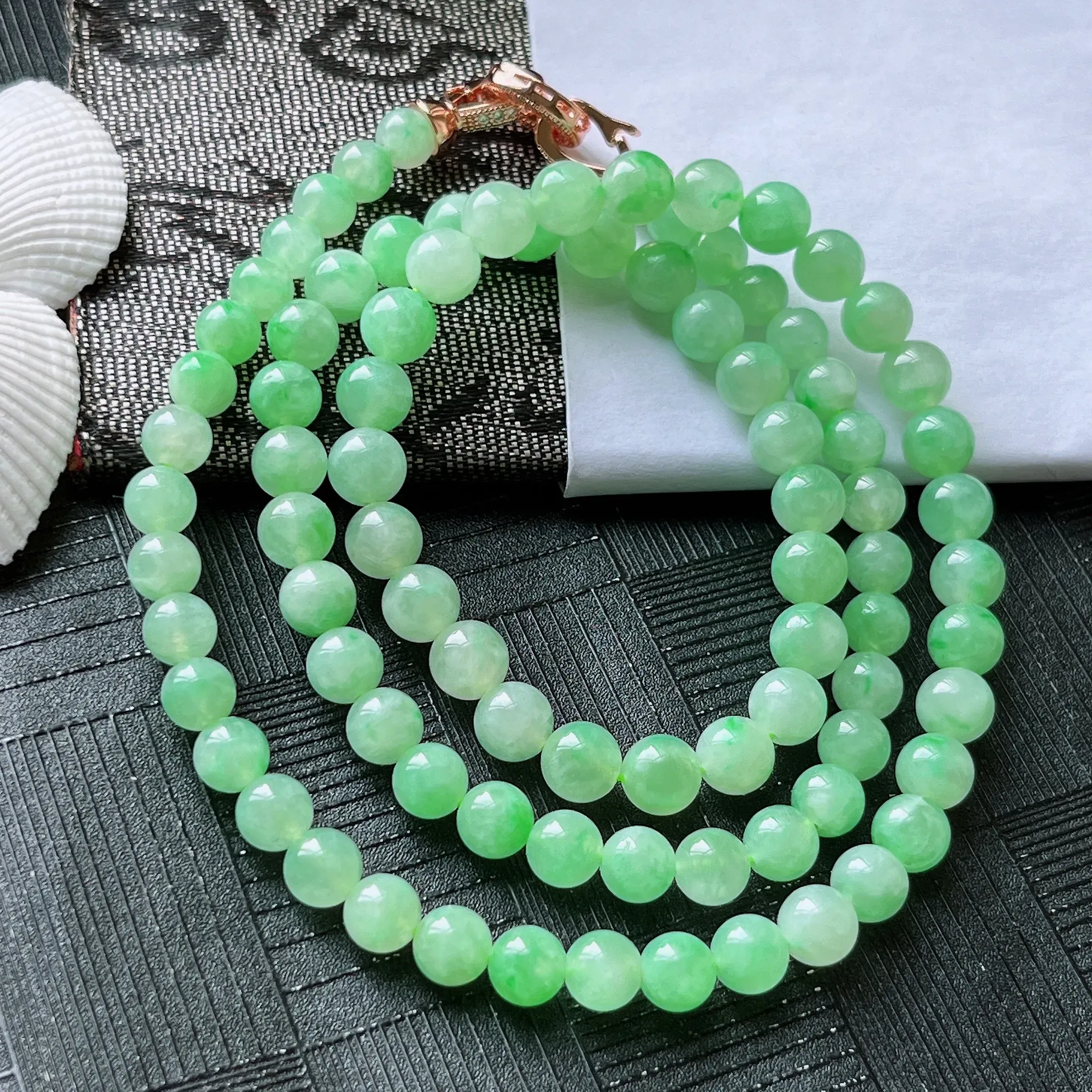 翡翠满绿圆珠项链，种老水润，玉质细腻，颜色漂亮。尺寸：取大 6.8mm 取小 5.3mm 项链周长约