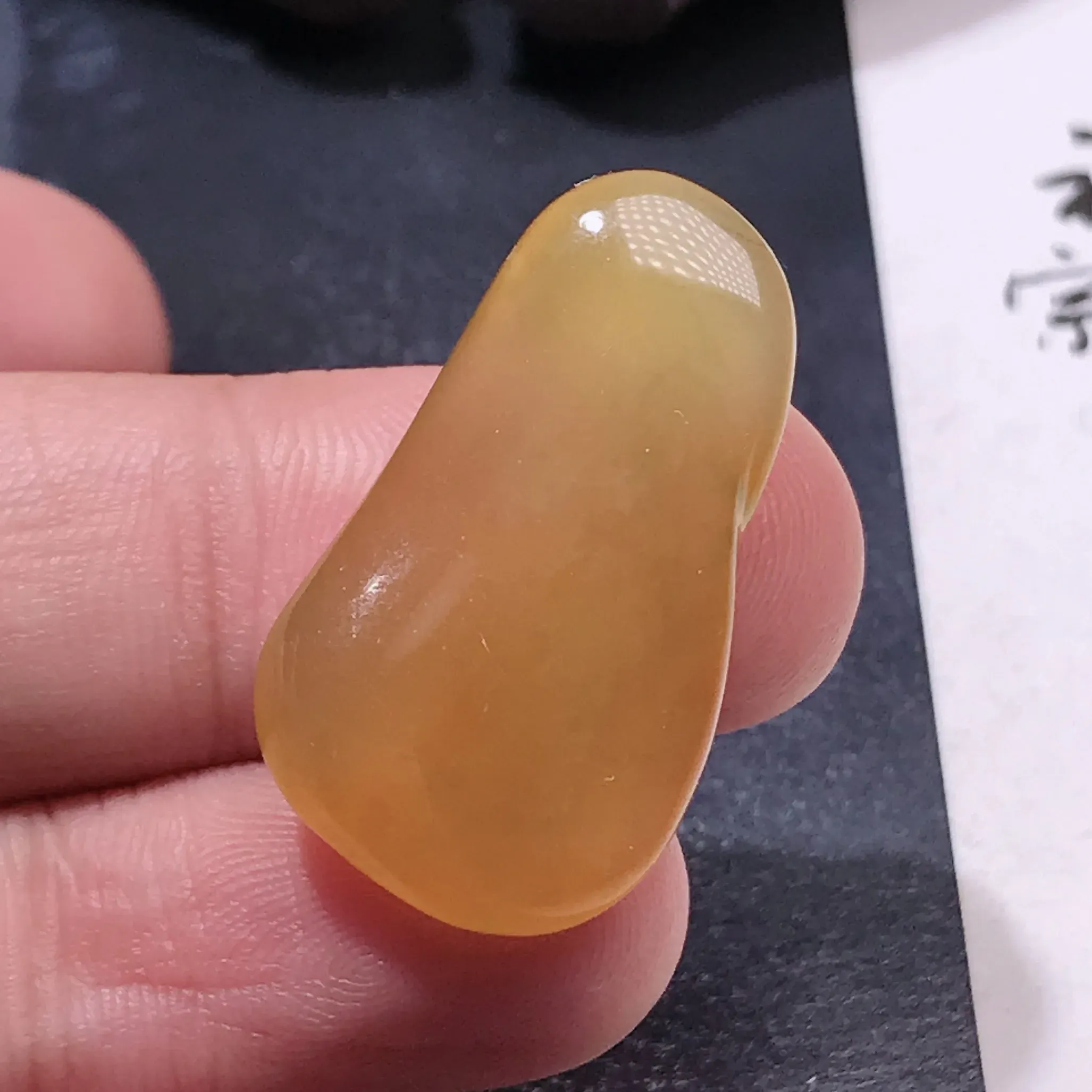 严选推荐老坑冰种水润鸡油黄翡随形挂件，老坑种质，晶体结构致密，肉质水润细腻，莹润通透，起强玻璃光泽。高性价比，高收藏价值，值得入手。整体尺寸约28-15.9-6毫米