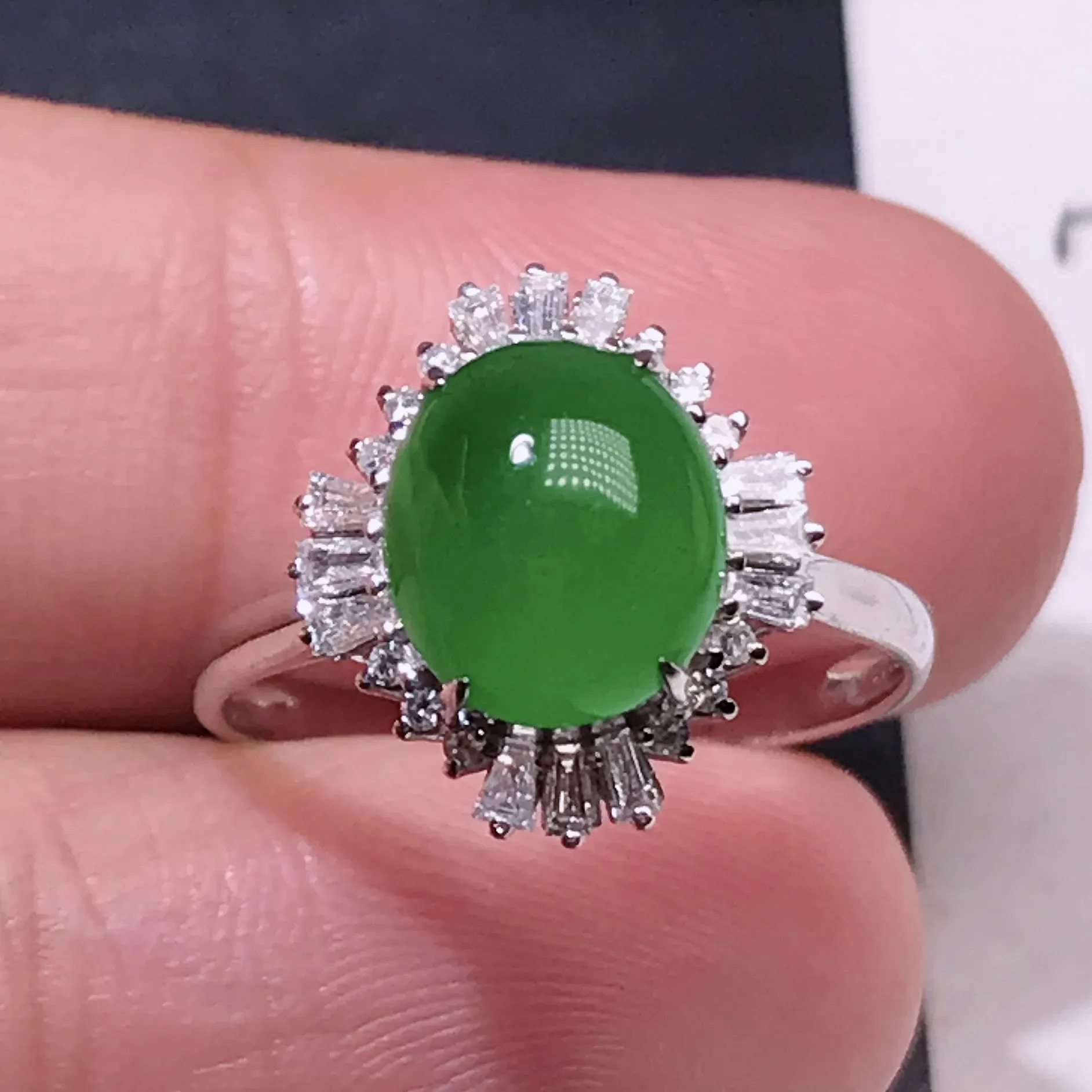 严选推荐戒指，老坑冰种阳绿色翡翠蛋面女戒指，18k金钻镶嵌而成，品相佳，佩戴效果佳，尽显气质。