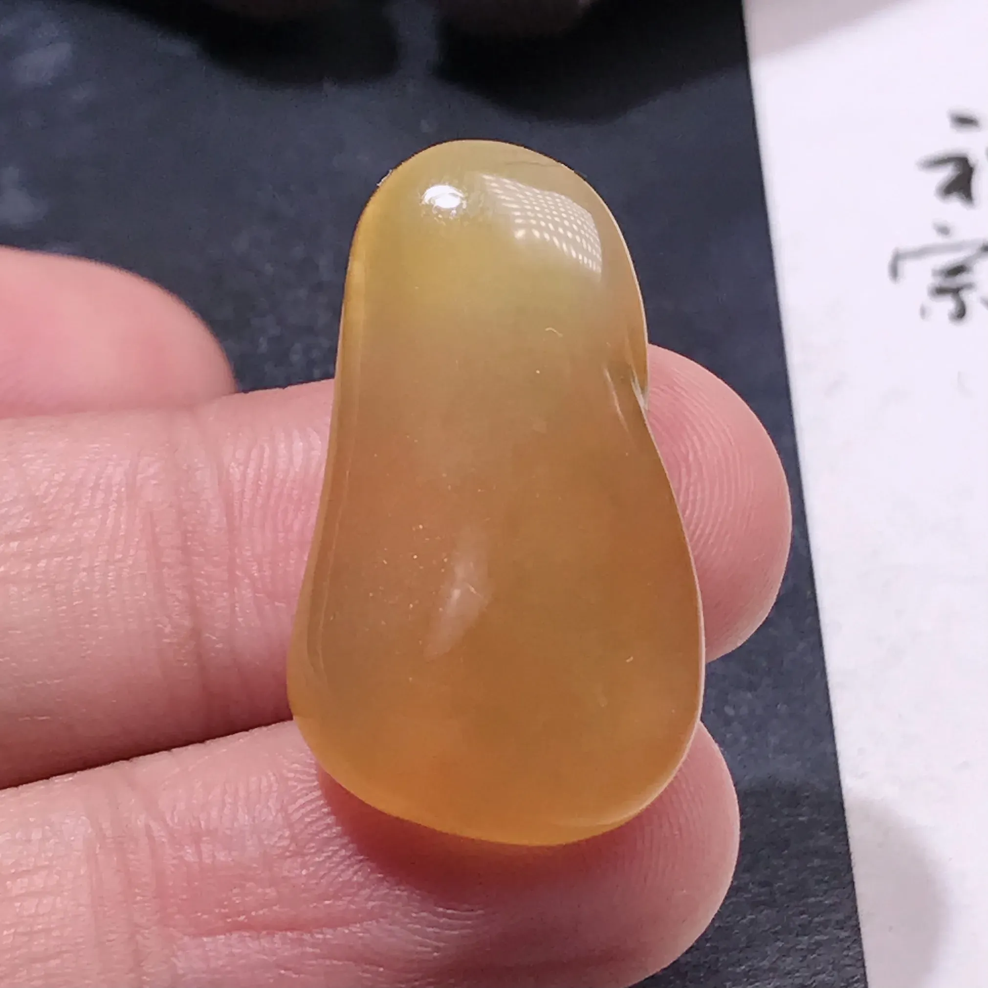 严选推荐老坑冰种水润鸡油黄翡随形挂件，老坑种质，晶体结构致密，肉质水润细腻，莹润通透，起强玻璃光泽。高性价比，高收藏价值，值得入手。整体尺寸约28-15.9-6毫米