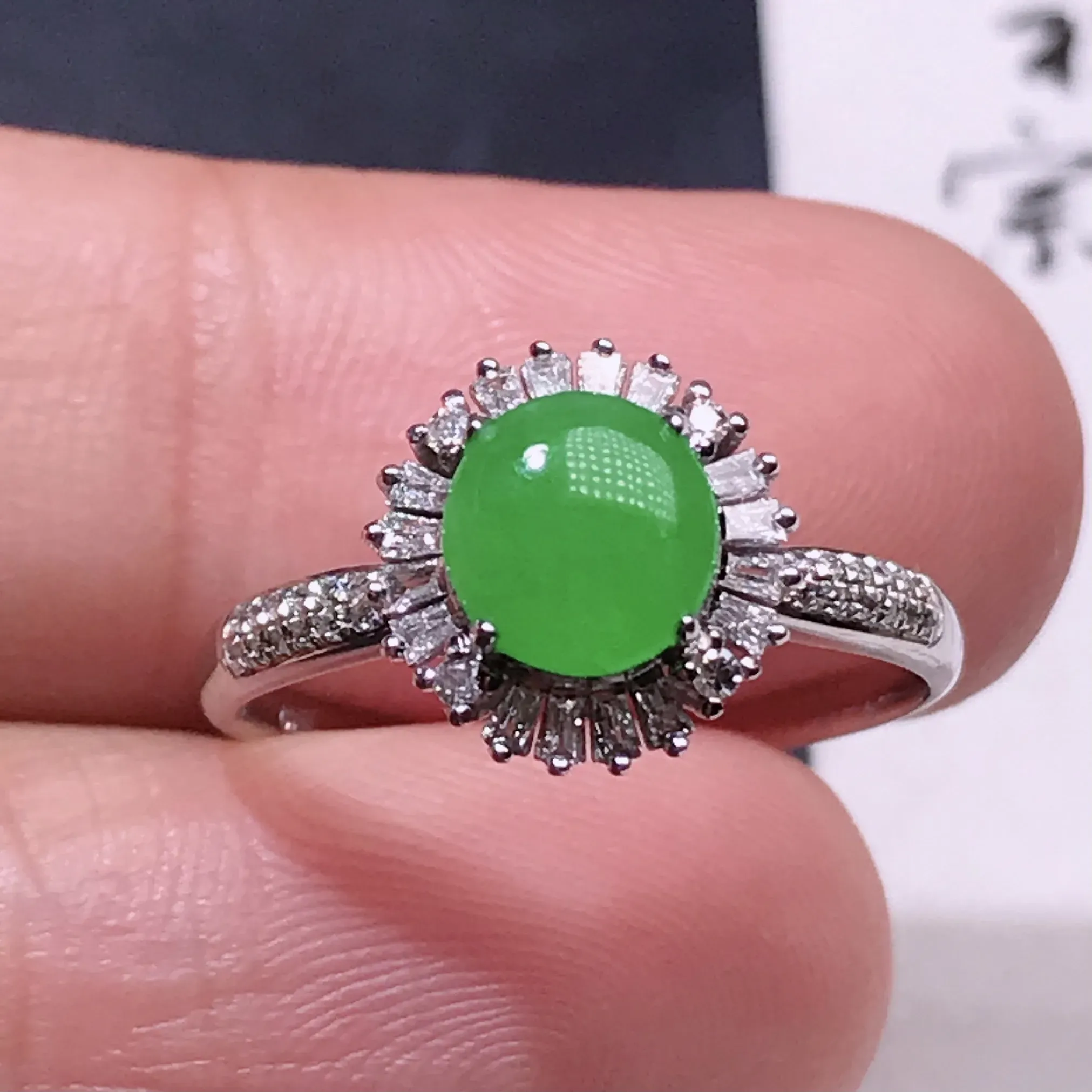 严选推荐戒指，老坑种水润阳绿色翡翠蛋面女戒指，18k金钻镶嵌而成，品相佳，佩戴效果佳，尽显气质