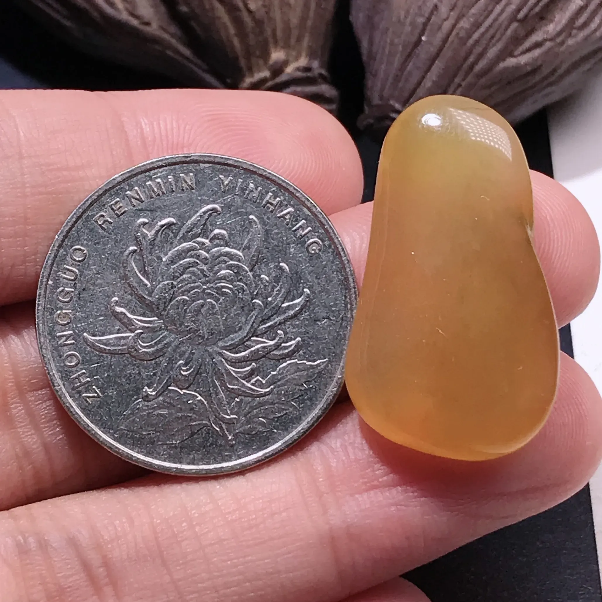 严选推荐老坑冰种水润鸡油黄翡随形挂件，老坑种质，晶体结构致密，肉质水润细腻，莹润通透，起强玻璃光泽。高性价比，高收藏价值，值得入手。整体尺寸约28-15.9-6毫米