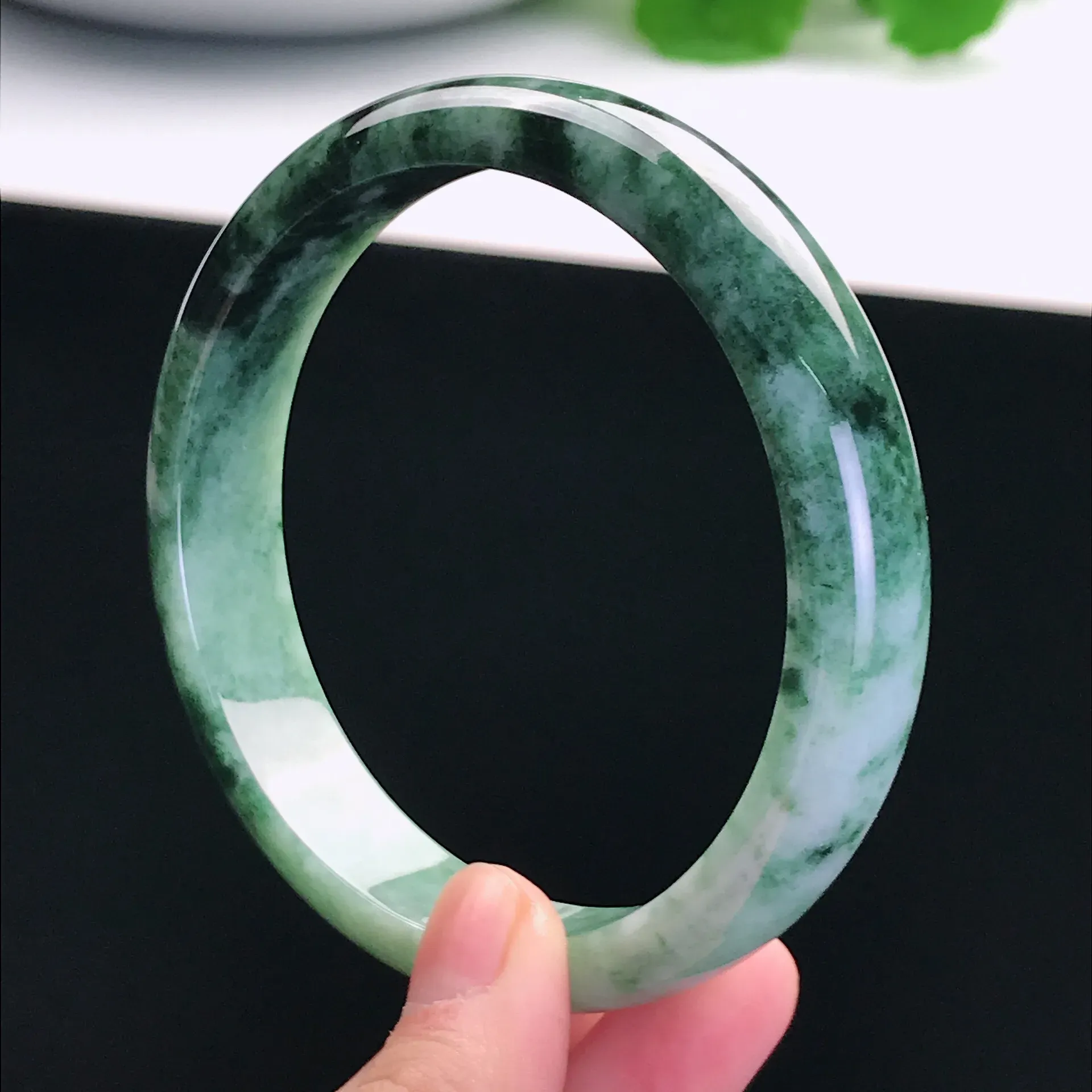 天然a货翡翠 老坑种冰润飘绿宽边手镯64圈口 尺寸:64.7*14.4*7.