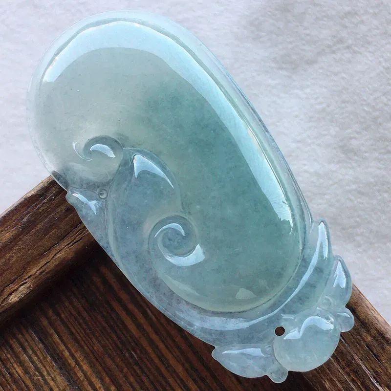 如意吊坠，翡翠冰透如意吊坠，种水好，底子干净，玉质细腻莹润，雕工精美，寓意吉祥，佩戴时尚大方，尺寸：42.8*20.9*5mm，重8.21克