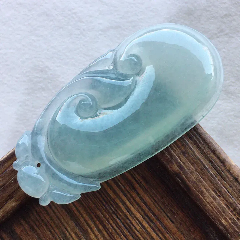 如意吊坠，翡翠冰透如意吊坠，种水好，底子干净，玉质细腻莹润，雕工精美，寓意吉祥，佩戴时尚大方，尺寸：42.8*20.9*5mm，重8.21克
