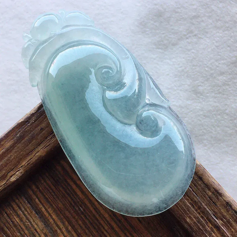 如意吊坠，翡翠冰透如意吊坠，种水好，底子干净，玉质细腻莹润，雕工精美，寓意吉祥，佩戴时尚大方，尺寸：42.8*20.9*5mm，重8.21克