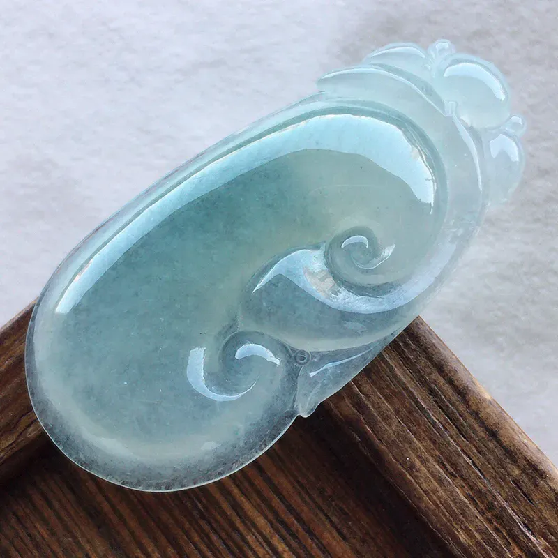 如意吊坠，翡翠冰透如意吊坠，种水好，底子干净，玉质细腻莹润，雕工精美，寓意吉祥，佩戴时尚大方，尺寸：42.8*20.9*5mm，重8.21克