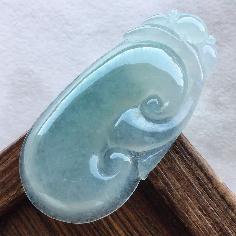 如意吊坠，翡翠冰透如意吊坠，种水好，底子干净，玉质细腻莹润，雕工精美，寓意吉祥，佩戴时尚大方，尺寸：42.8*20.9*5mm，重8.21克