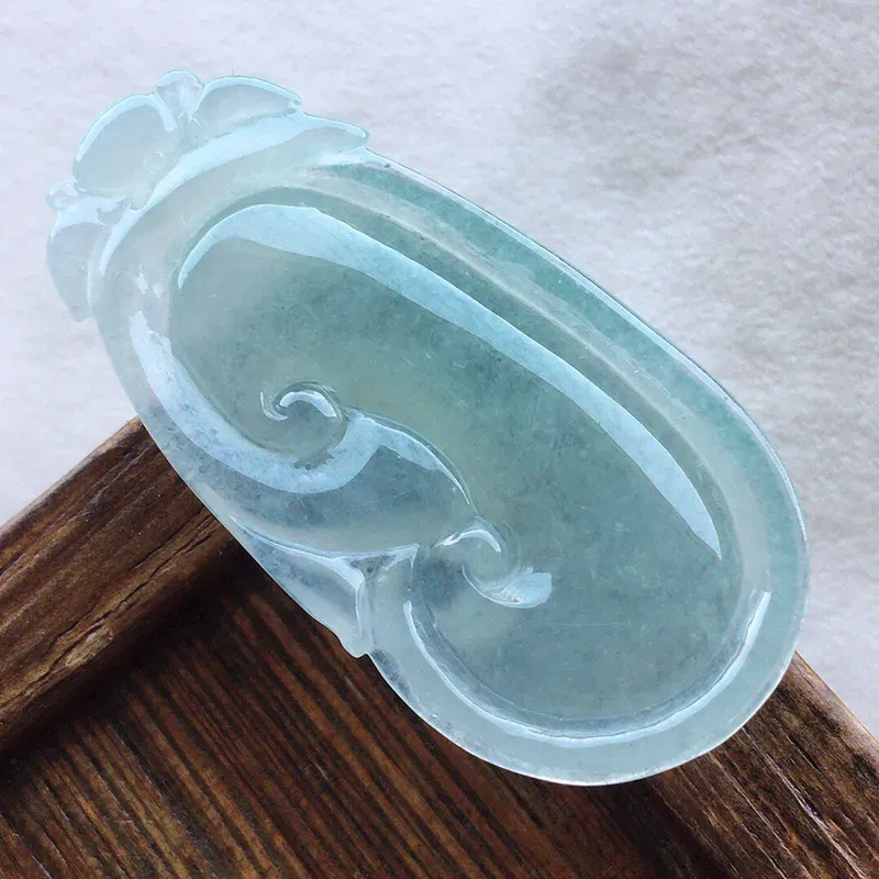 如意吊坠，翡翠冰透如意吊坠，种水好，底子干净，玉质细腻莹润，雕工精美，寓意吉祥，佩戴时尚大方，尺寸：42.8*20.9*5mm，重8.21克