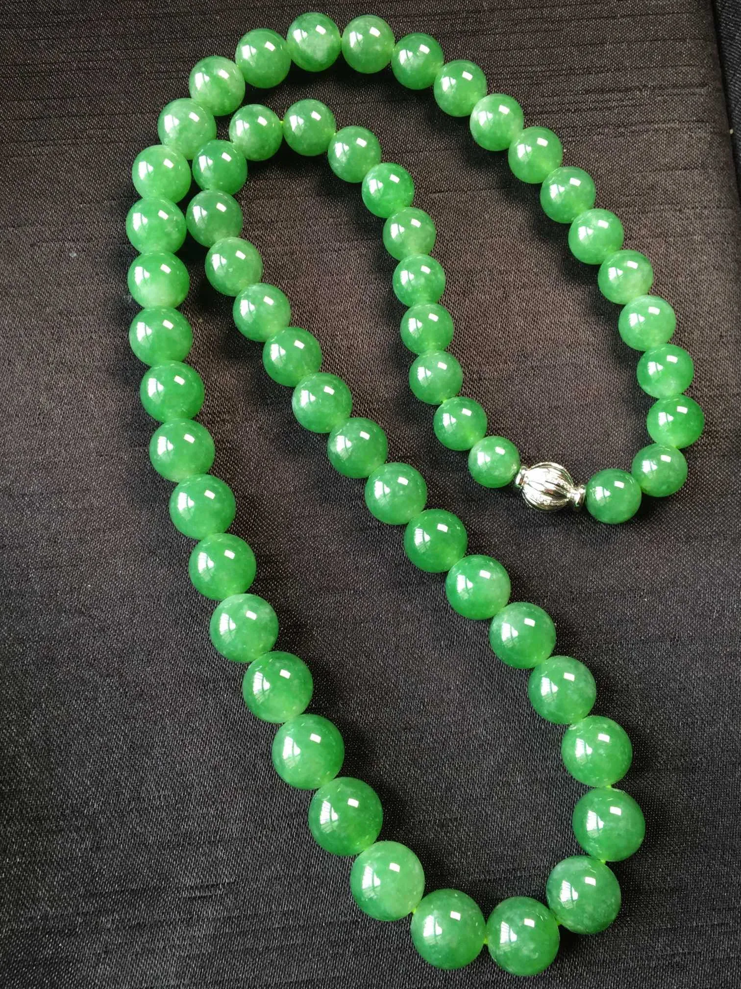冰种阳绿珠链，色泽艳丽，水润细腻，尺寸10.6/8.4-57颗，编号1231