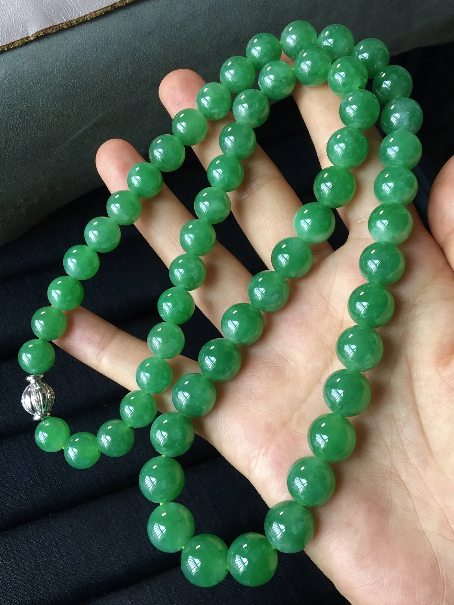 冰种阳绿珠链，色泽艳丽，水润细腻，尺寸10.6/8.4-57颗，编号1231