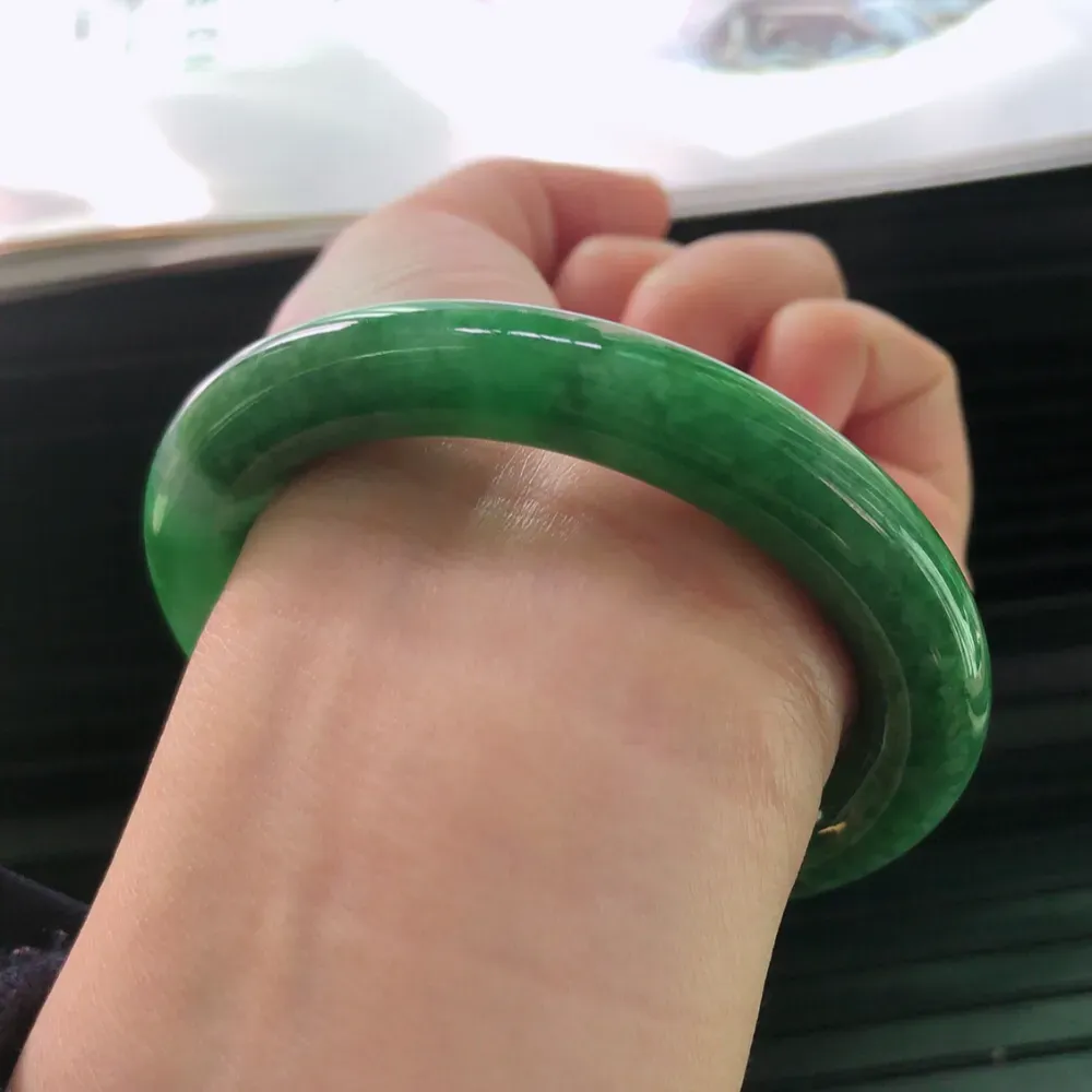 天然a货翡翠满绿圆条手镯，玉质细腻，水润，种水足，圈口：57mm