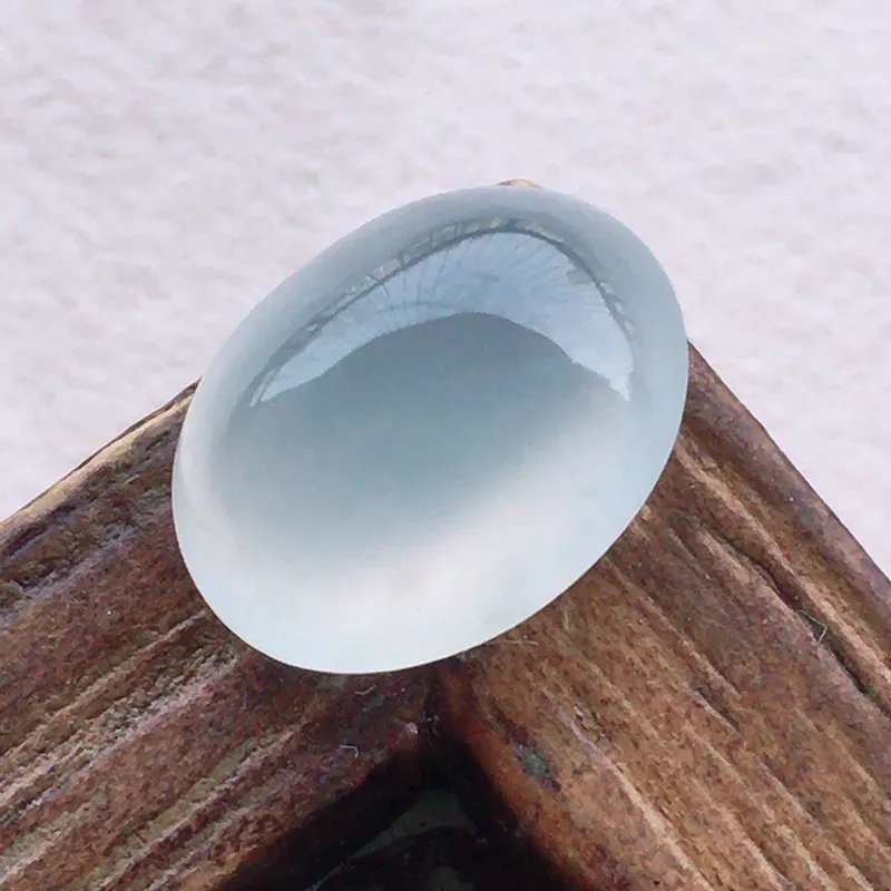 戒面裸石，翡翠冰透起光小灯泡蛋面镶嵌件，种水好，底子干净，玉质细腻莹润，镶嵌后更美，尺寸：11.6*9.5*5.8mm，重0.93克