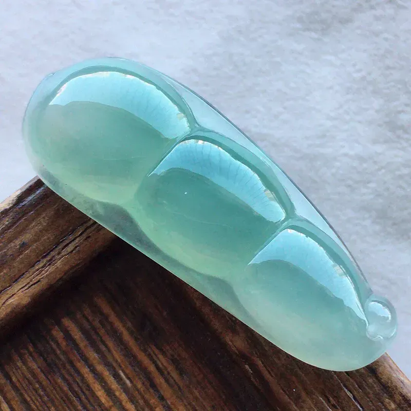 四季豆吊坠，翡翠冰透发财豆吊坠，种水好，底子干净，玉质细腻莹润，雕工精美，寓意吉祥，佩戴时尚大方，尺寸：35.6*13.3*6.4mm，重5.00克