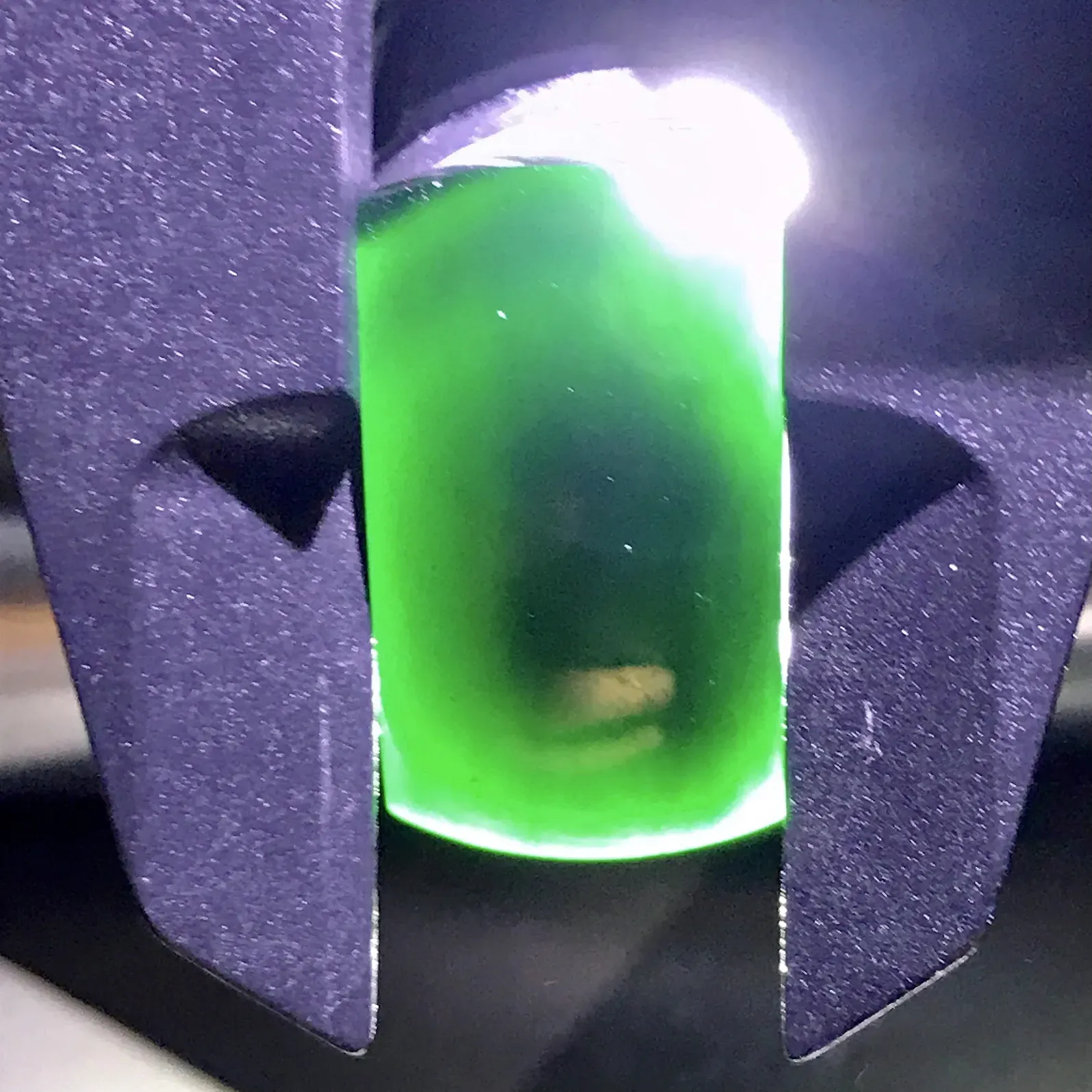 精品力荐 冰糯种墨翠马鞍戒面，黝黑发亮，细腻度上佳，种质很老，黑度出众。打灯透纯正绿色，内部干净通透，镶嵌后上身效果很好。品质上乘，值得入手一试。