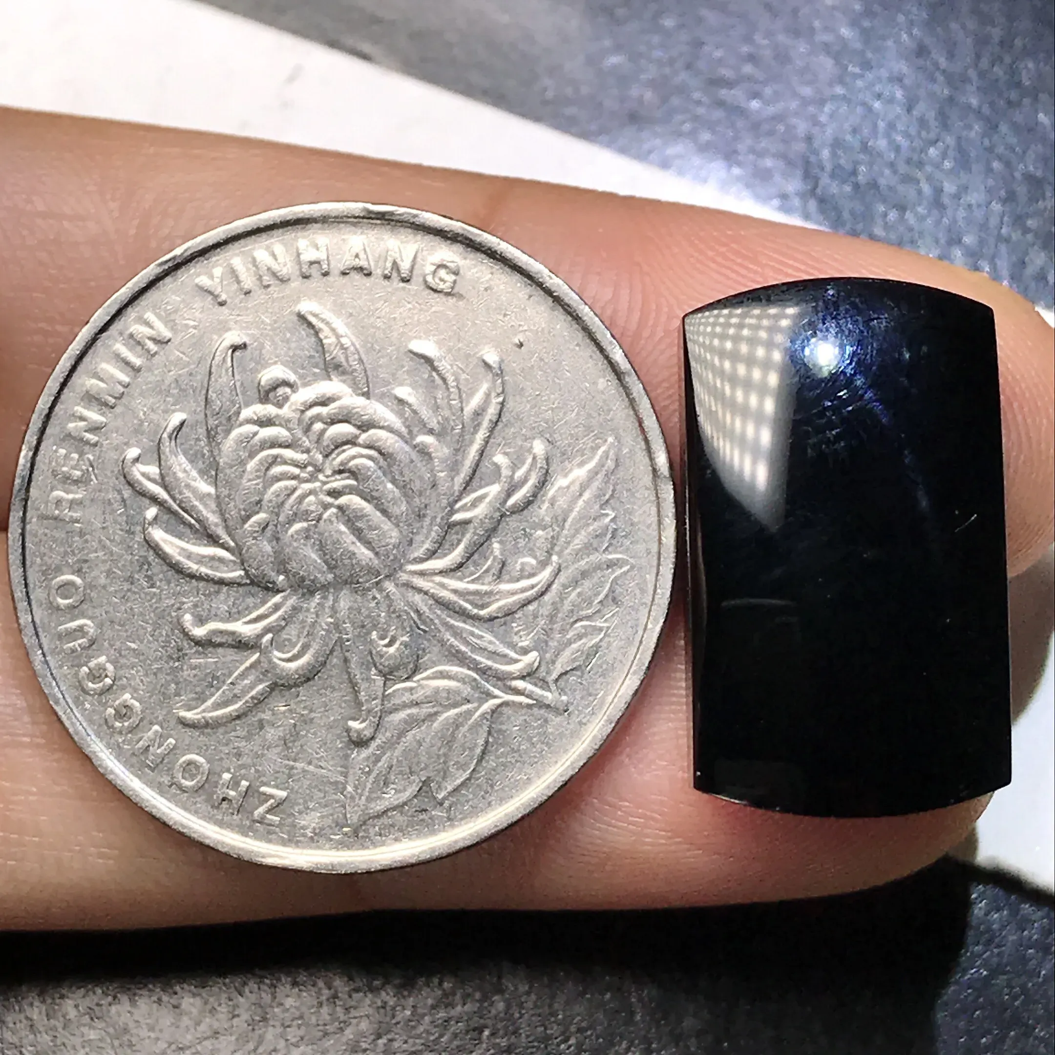 精品力荐 冰糯种墨翠马鞍戒面，黝黑发亮，细腻度上佳，种质很老，黑度出众。打灯透纯正绿色，内部干净通透，镶嵌后上身效果很好。品质上乘，值得入手一试。