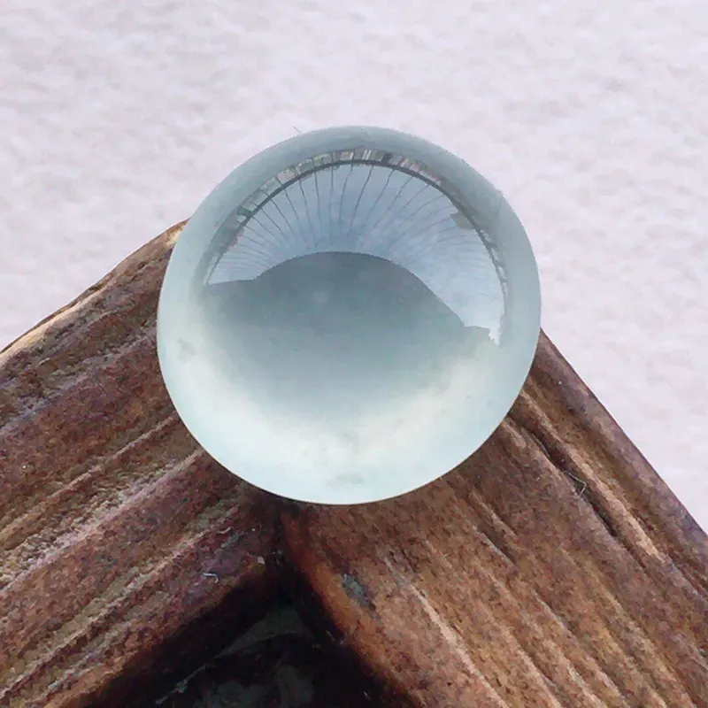 戒面裸石，翡翠冰透起光小灯泡蛋面镶嵌件，种水好，底子干净，玉质细腻莹润，镶嵌后更美，尺寸：10.5*5.2mm，重0.83克