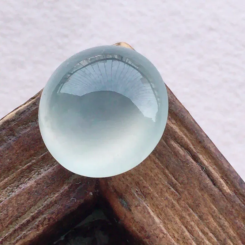 戒面裸石，翡翠冰透起光小灯泡蛋面镶嵌件，种水好，底子干净，玉质细腻莹润，镶嵌后更美，尺寸：10.5*5.2mm，重0.83克