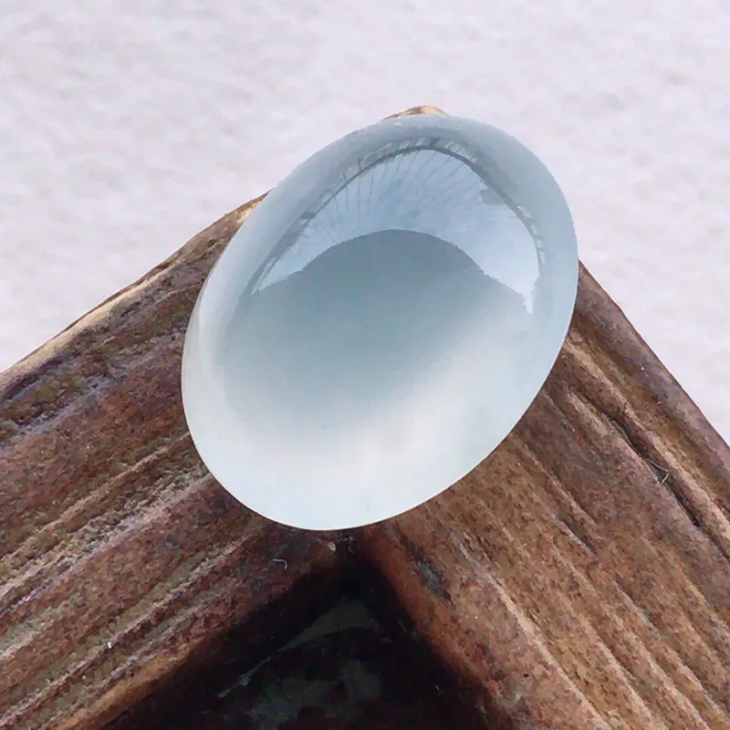 戒面裸石，翡翠冰透起光小灯泡蛋面镶嵌件，种水好，底子干净，玉质细腻莹润，镶嵌后更美，尺寸：11.6*9.5*5.8mm，重0.93克