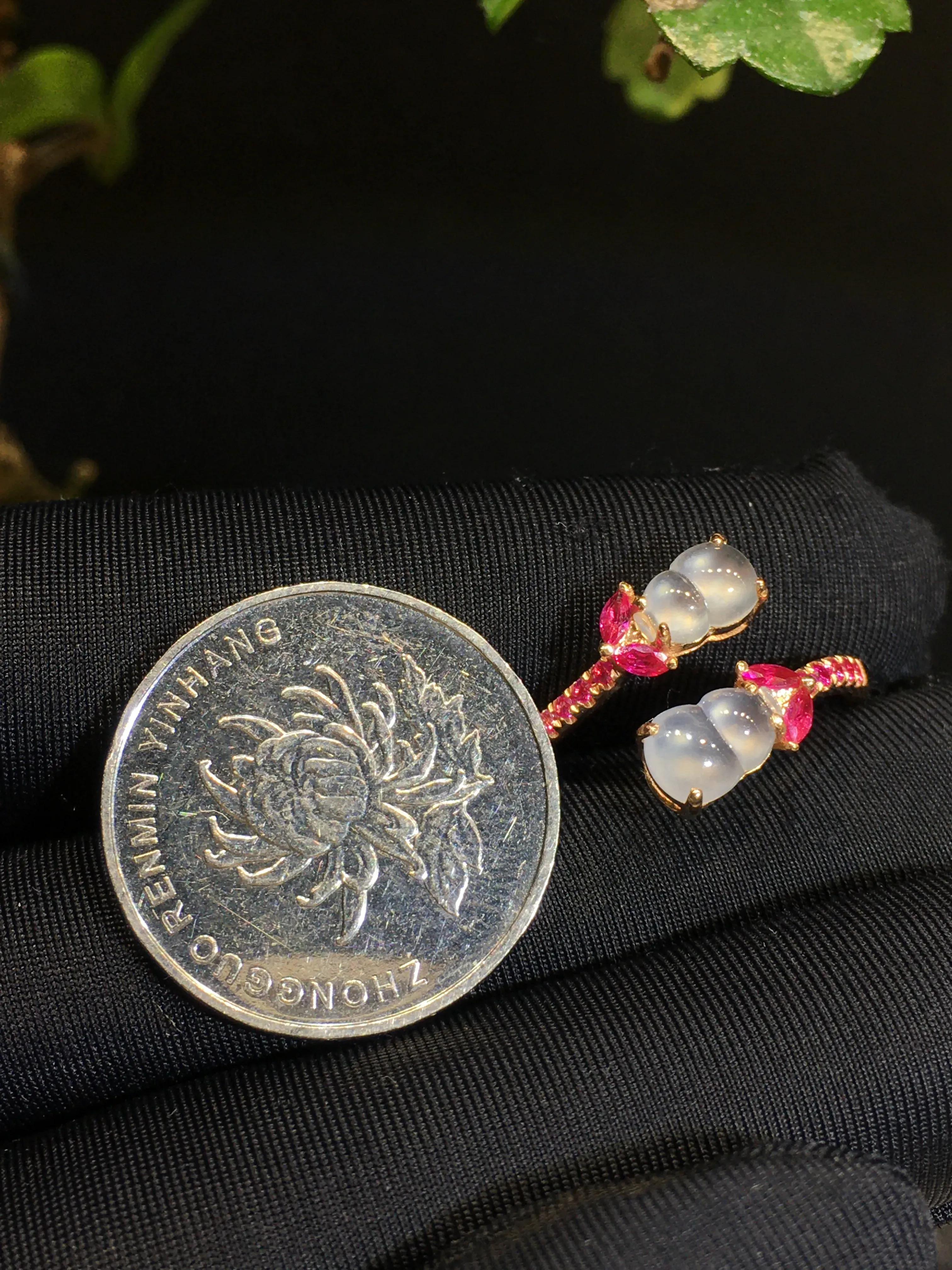 18k金镶嵌玻璃种葫芦戒指，细腻通透，种好起光，冰冰透透，佩戴精致大方，裸石：6*5*2，整体：11*18*4，圈口：14