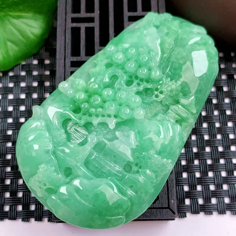 缅甸天然A货翡翠，冰糯种满绿山水牌吊坠，种水好，颜色鲜艳，玉质细腻，工艺精湛，佩戴效果更佳。64.81g4