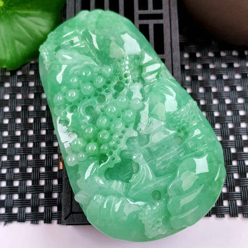 缅甸天然A货翡翠，冰糯种满绿山水牌吊坠，种水好，颜色鲜艳，玉质细腻，工艺精湛，佩戴效果更佳。64.81g4