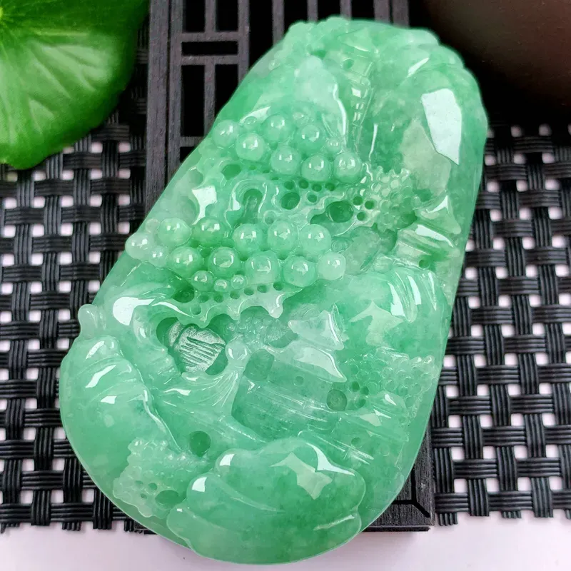 缅甸天然A货翡翠，冰糯种满绿山水牌吊坠，种水好，颜色鲜艳，玉质细腻，工艺精湛，佩戴效果更佳。64.81g4
