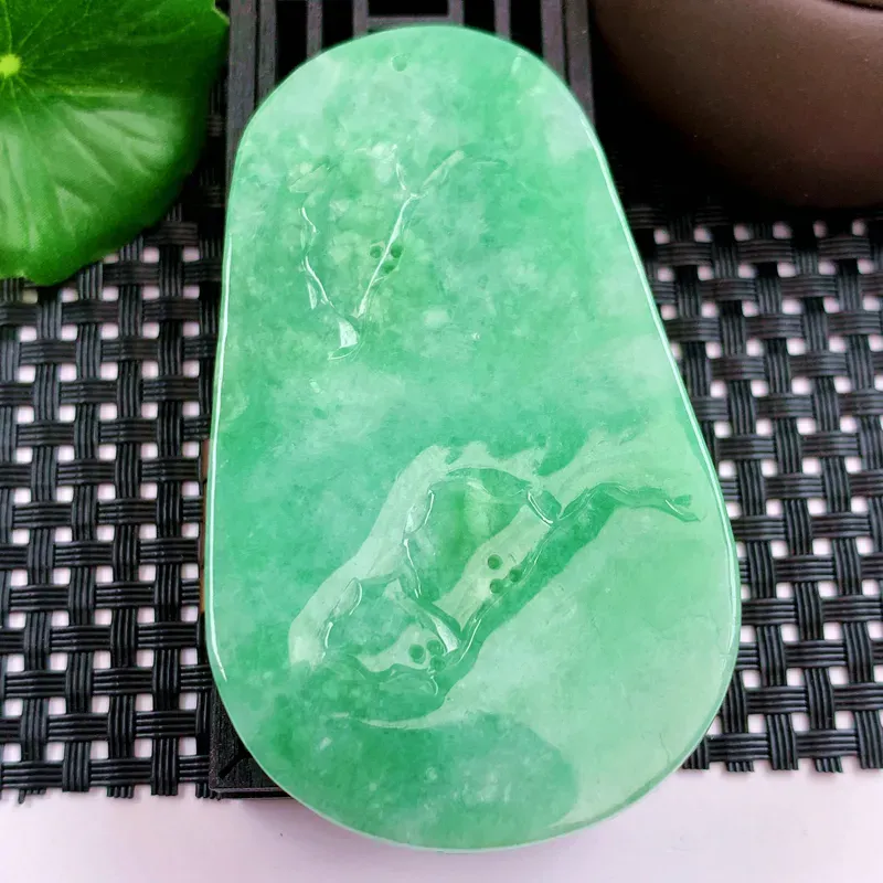 缅甸天然A货翡翠，冰糯种满绿山水牌吊坠，种水好，颜色鲜艳，玉质细腻，工艺精湛，佩戴效果更佳。64.81g4
