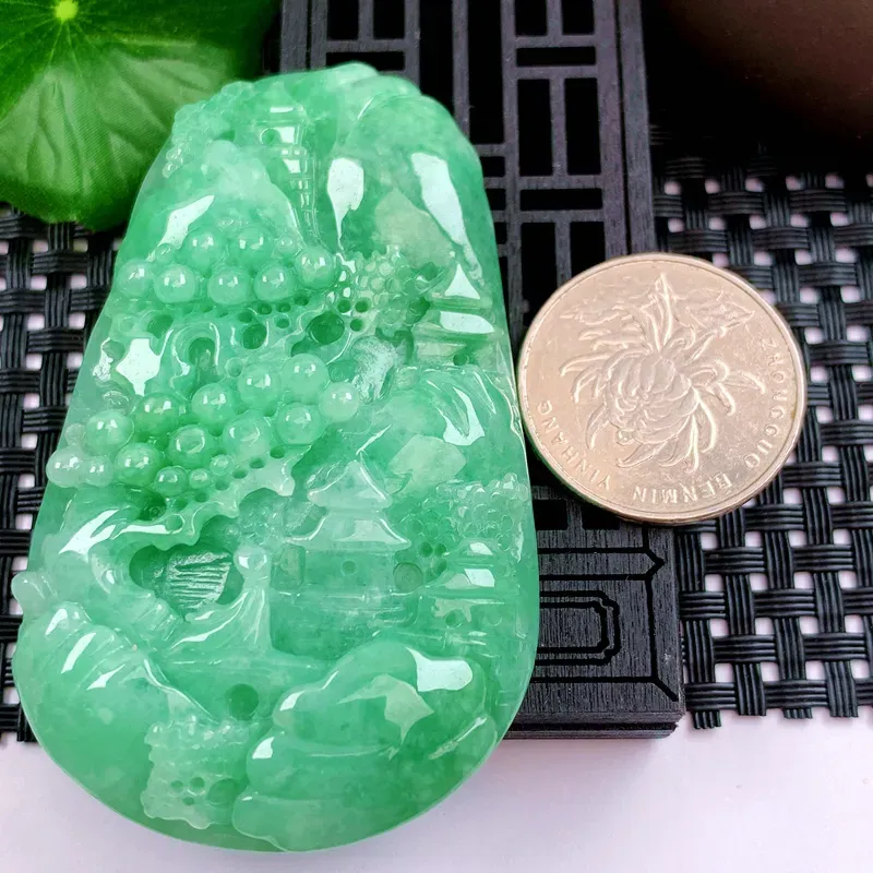 缅甸天然A货翡翠，冰糯种满绿山水牌吊坠，种水好，颜色鲜艳，玉质细腻，工艺精湛，佩戴效果更佳。64.81g4