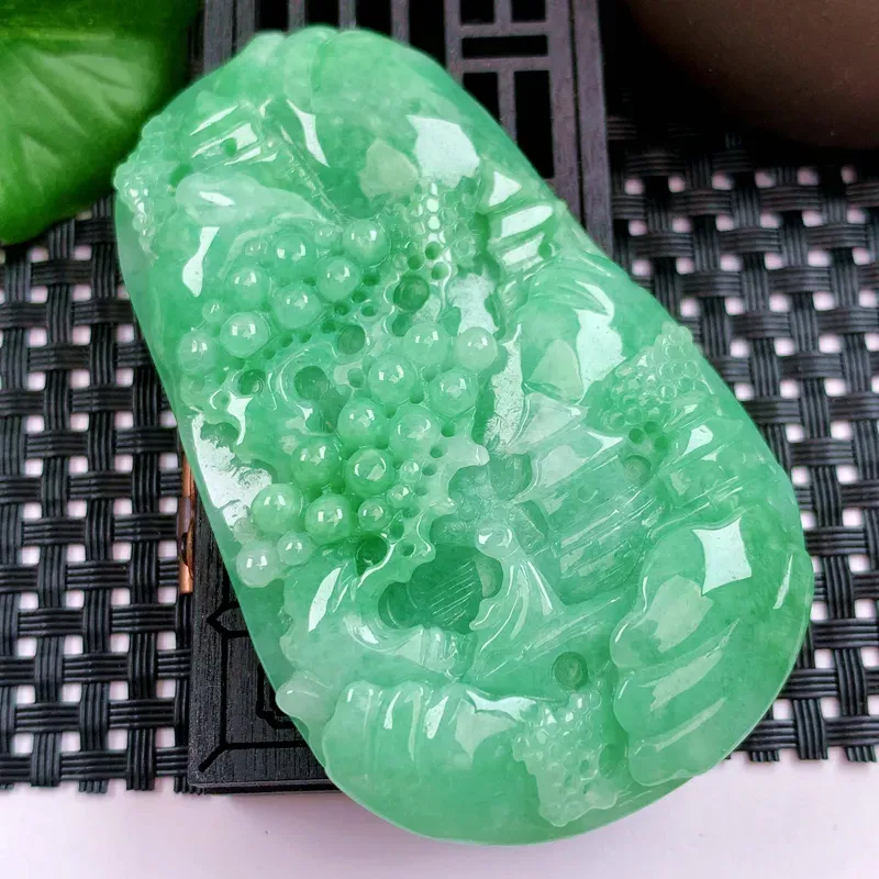 缅甸天然A货翡翠，冰糯种满绿山水牌吊坠，种水好，颜色鲜艳，玉质细腻，工艺精湛，佩戴效果更佳。64.81g4