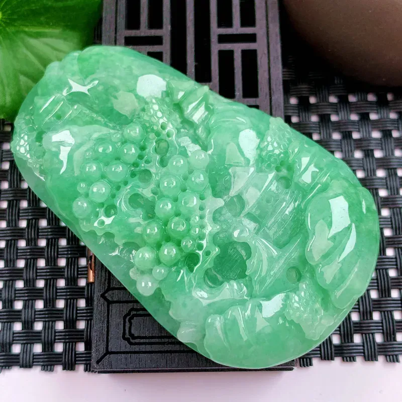 缅甸天然A货翡翠，冰糯种满绿山水牌吊坠，种水好，颜色鲜艳，玉质细腻，工艺精湛，佩戴效果更佳。64.81g4