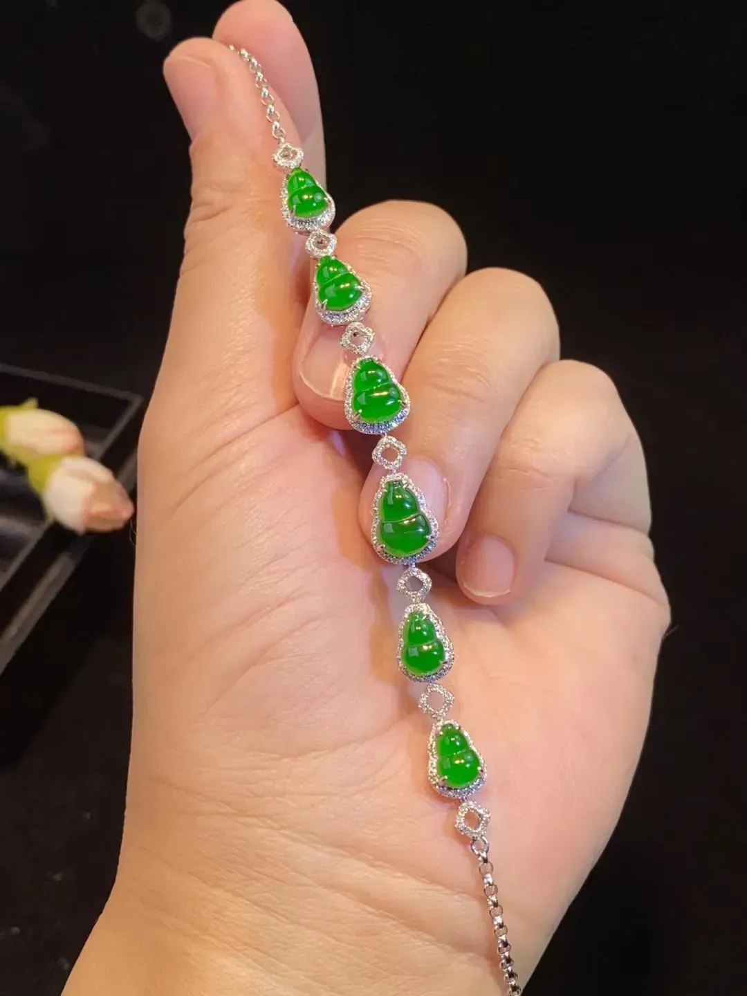 玻璃种帝王绿时尚葫芦手链
2月1日发货