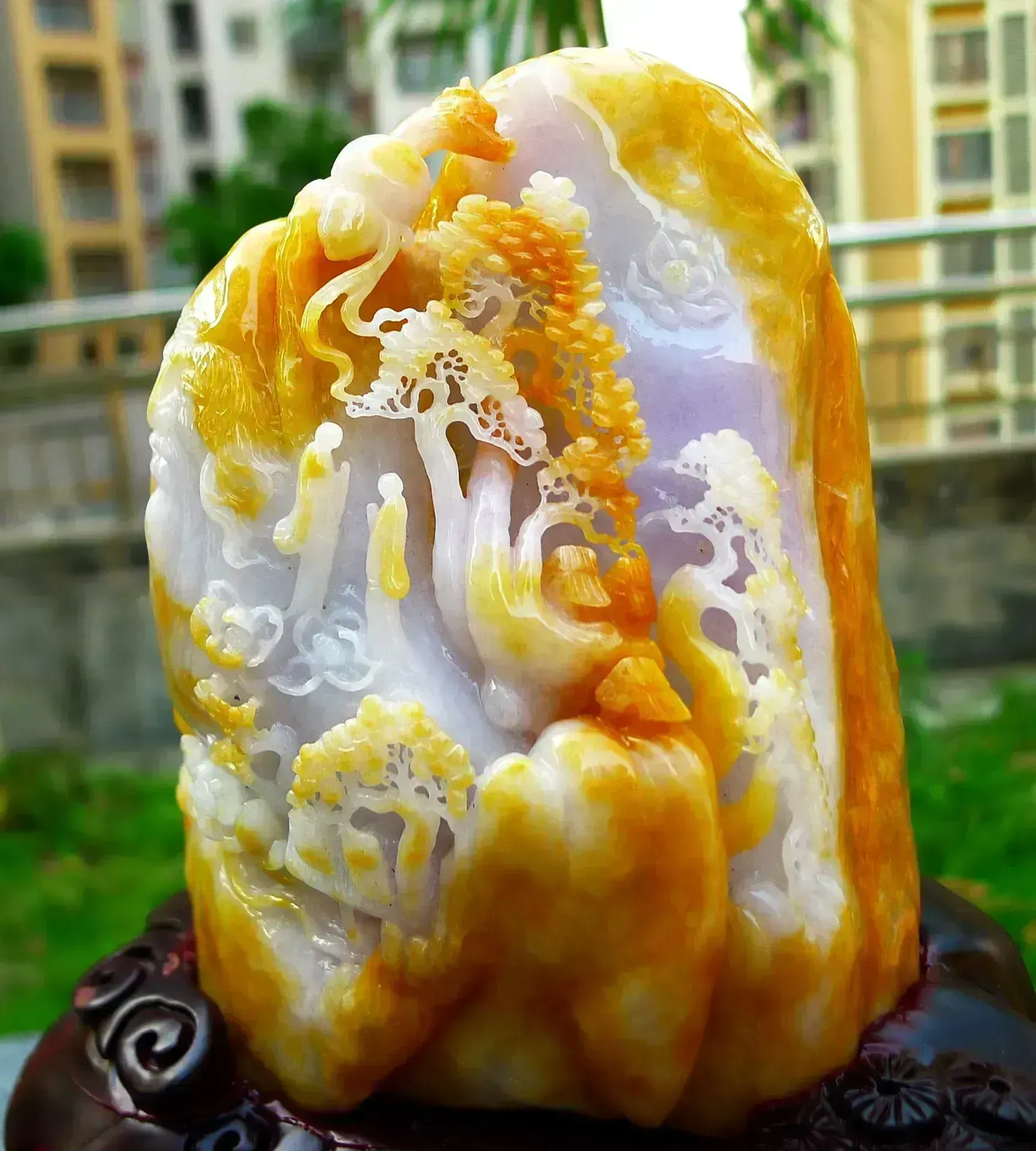 缅甸天然翡翠A货 精美三彩 黄金色 黄翡山水摆件  深山悟道参禅成佛，寿星公，水头足 高山流水 雕刻精美线条流畅 种水好 搭配精美高档檀木底座 送礼佳品 尺寸 260.180.140mm裸石尺寸 140.100.90mm裸石重量 3.56斤工艺精致 水头足 色彩鲜艳