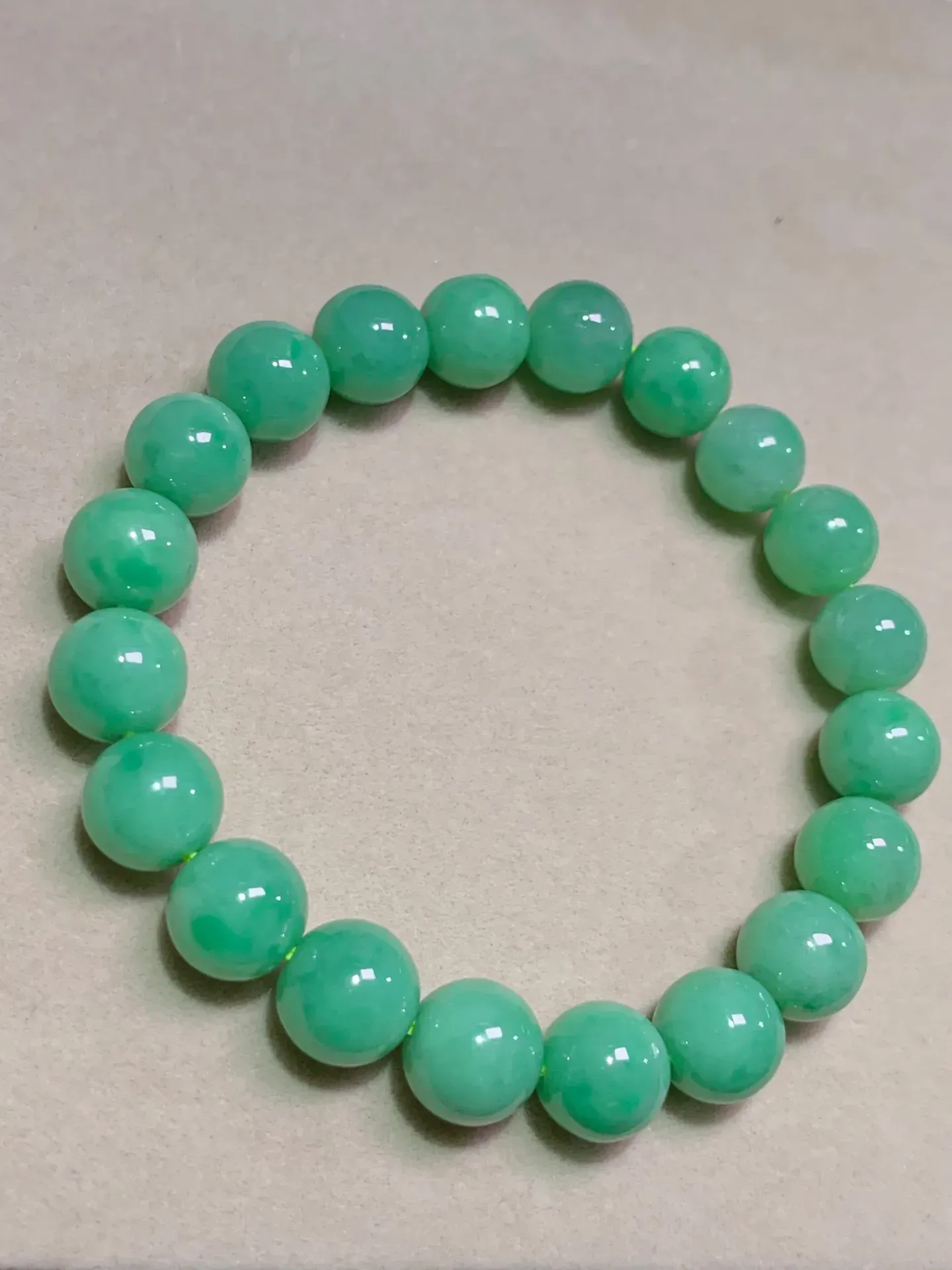 豆绿珠子手串，直径:9.4mm     种好通透 亮丽时尚 底质干净 莹润细腻 款式精美
