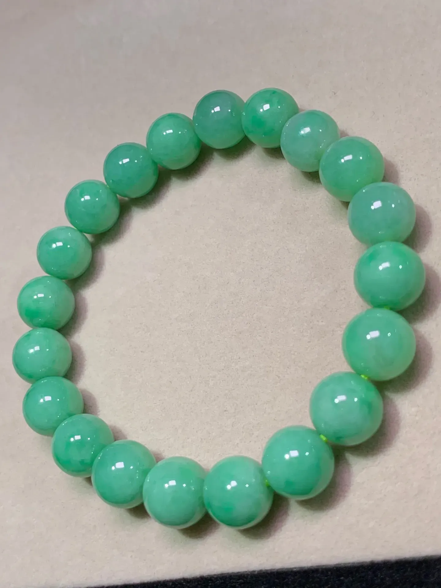 豆绿珠子手串，直径:9.4mm     种好通透 亮丽时尚 底质干净 莹润细腻 款式精美