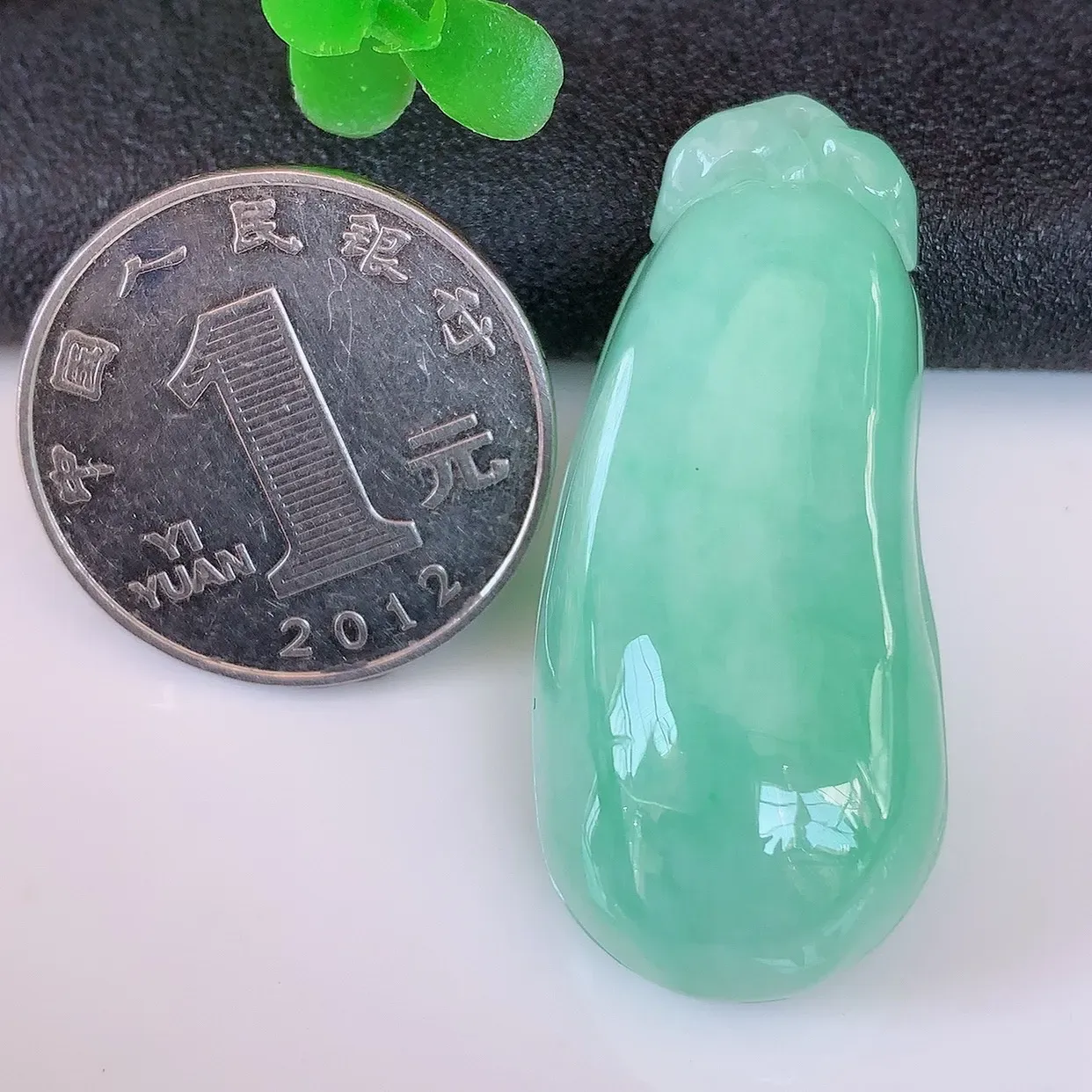 【超低价放漏】自然光实拍，冰润绿色招财福瓜吊坠，翡翠精美饱满福瓜，种水足，形态圆润饱满，福相十足 ！#04.8