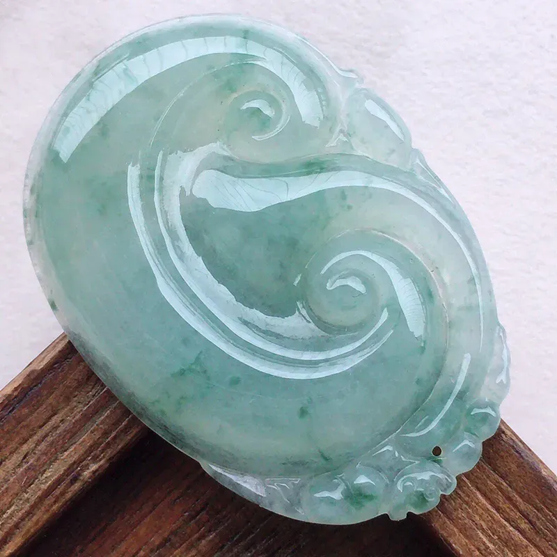 如意吊坠，翡翠冰透飘花如意吊坠，种水好，底子干净，玉质莹润，雕工精美，寓意吉祥，佩戴时尚大方，尺寸：40.5*28.2*5.3mm，重10.84克