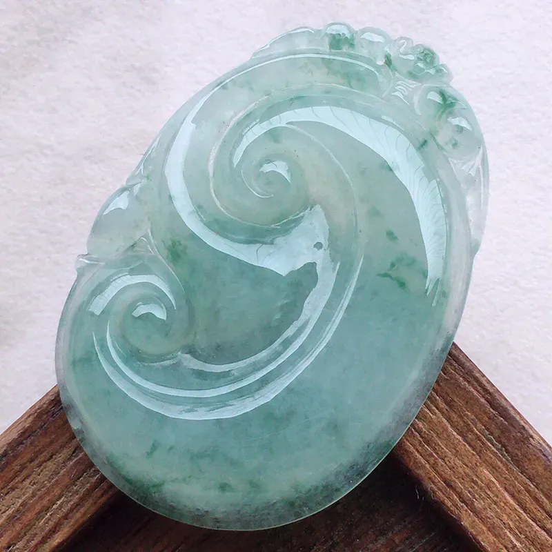 如意吊坠，翡翠冰透飘花如意吊坠，种水好，底子干净，玉质莹润，雕工精美，寓意吉祥，佩戴时尚大方，尺寸：40.5*28.2*5.3mm，重10.84克